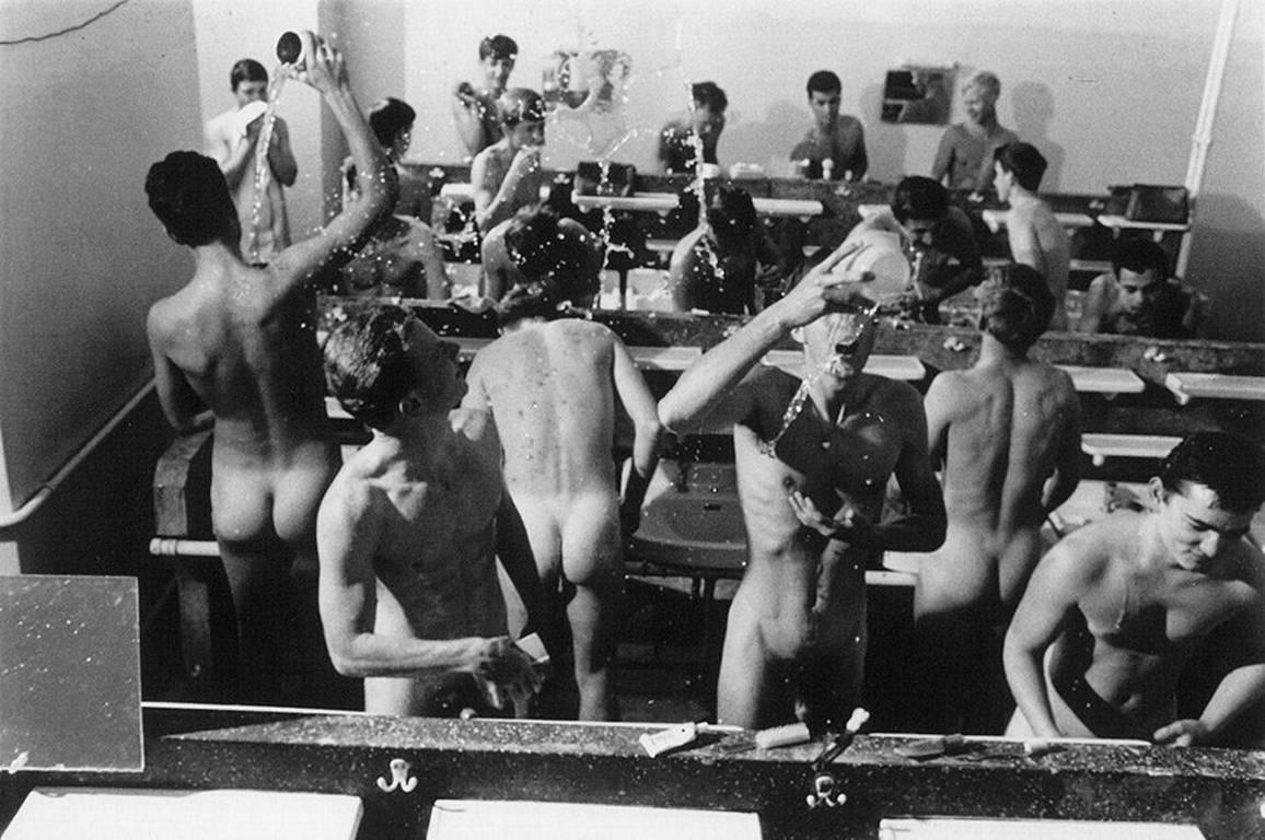 Will McBride Nude Photograph - Jungs schmeissen Wasser beim Morgenwaschen