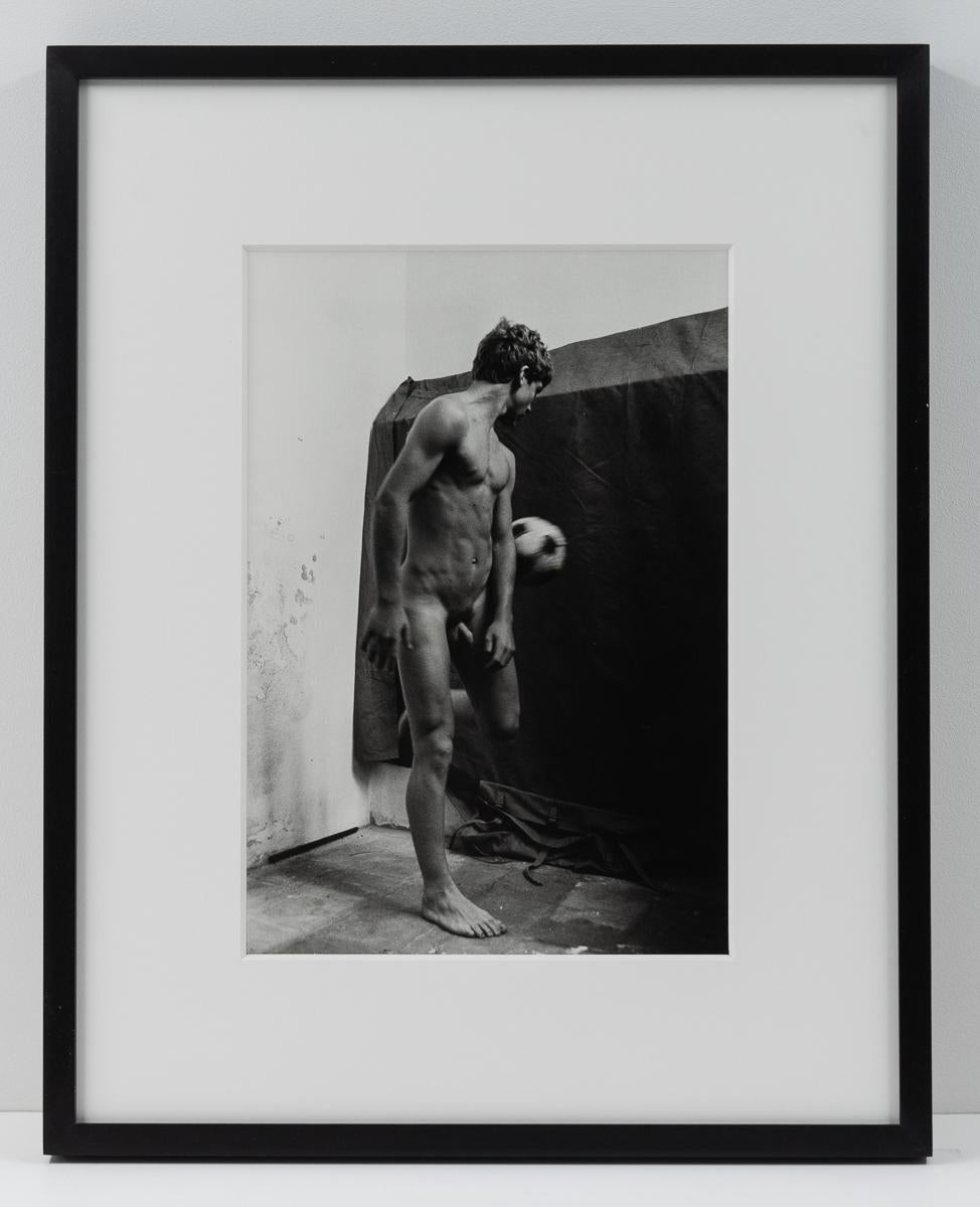Will McBride  Oliviero con Ball, Casoli [(Niño del barrio) en Casoli]. 1