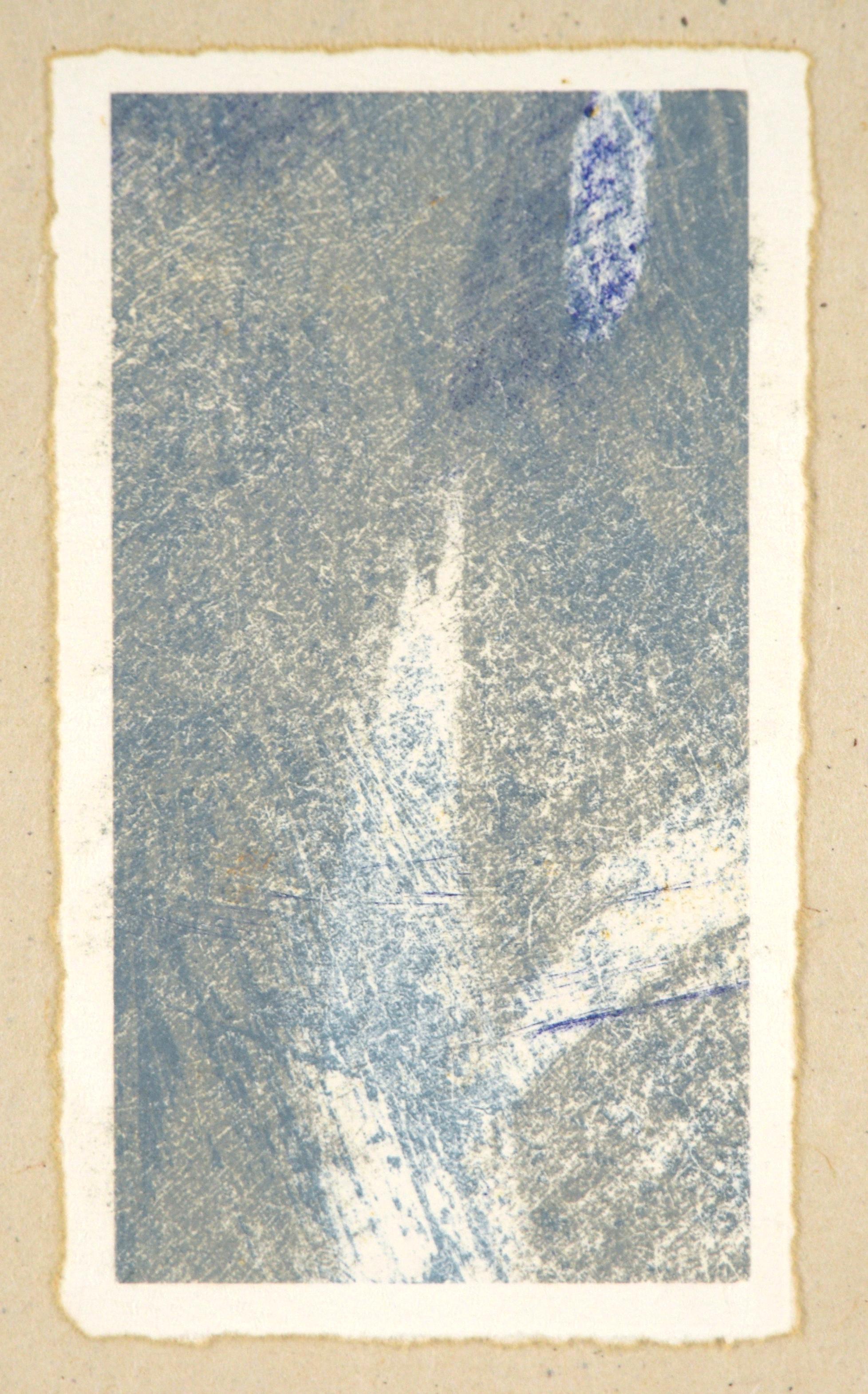 Delicata litografia astratta in blu e grigio pallido - Print di Will Peterson