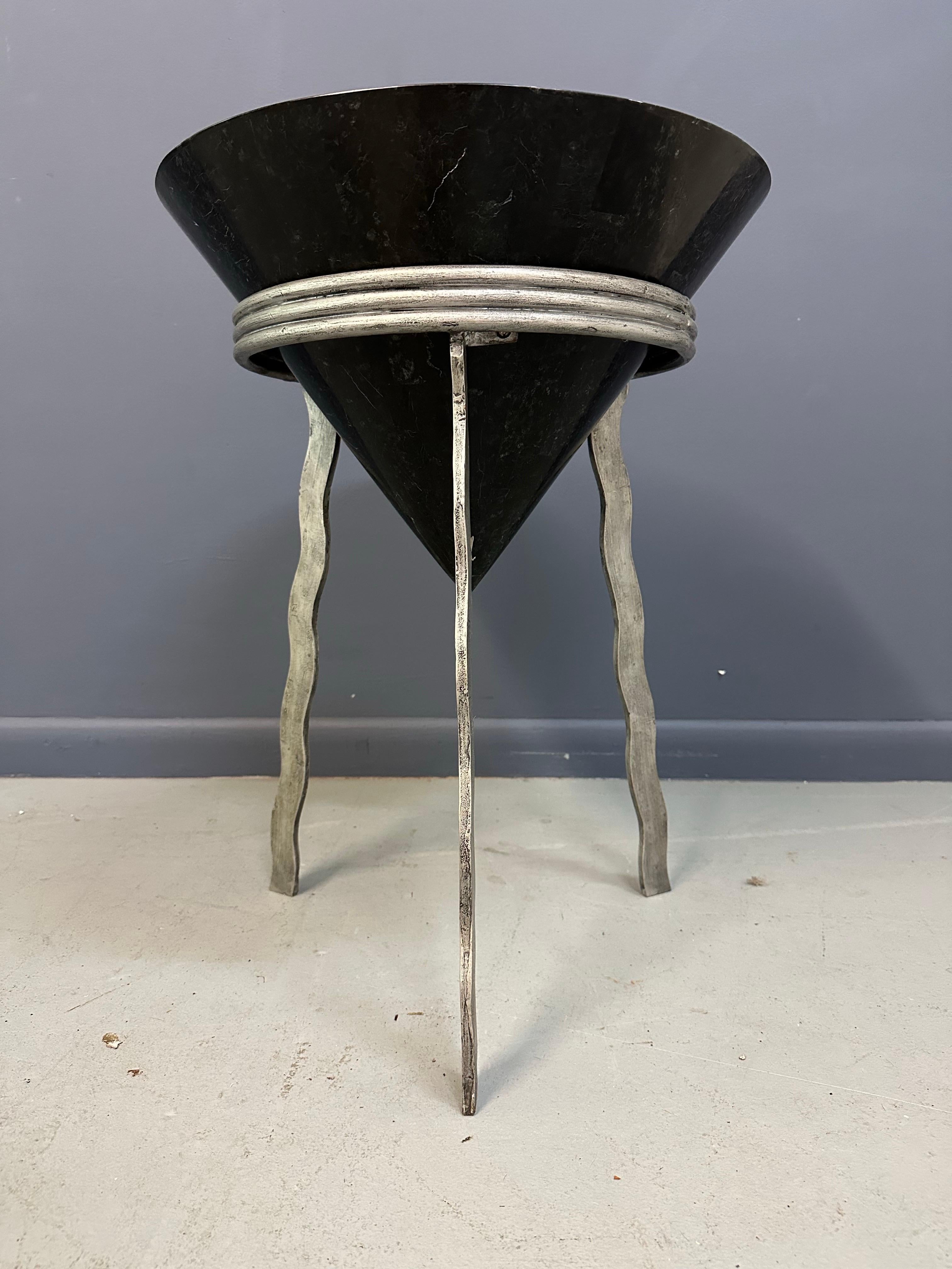 Audace e scultoreo, questo tavolino postmoderno è un'espressione magistrale di forma e materiale nello stile di Will Stone. Il tavolo presenta un'imponente base conica realizzata in marmo nero riccamente venato, che trasmette un senso di gravità e