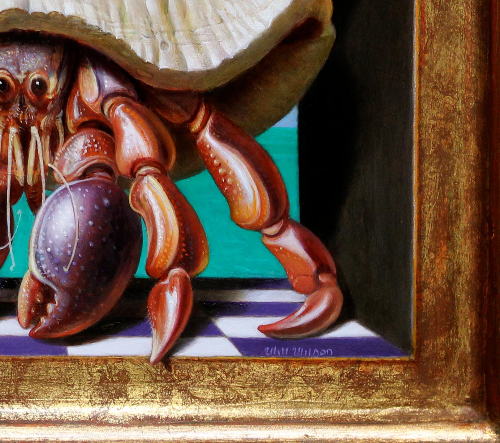 BEACH HOUSE – Hyperrealismus / Porträt einer Krabbe mit Muschelschale am Strand (Braun), Still-Life Painting, von Will Wilson