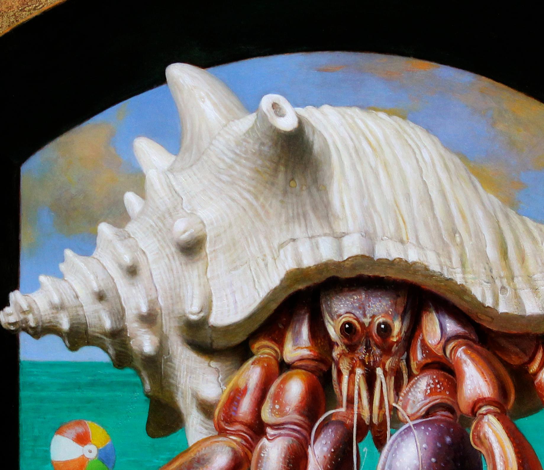 Maison de plage - Hyperréalisme / Portrait de crabe avec coquillage de conque sur la plage - Contemporain Painting par Will Wilson
