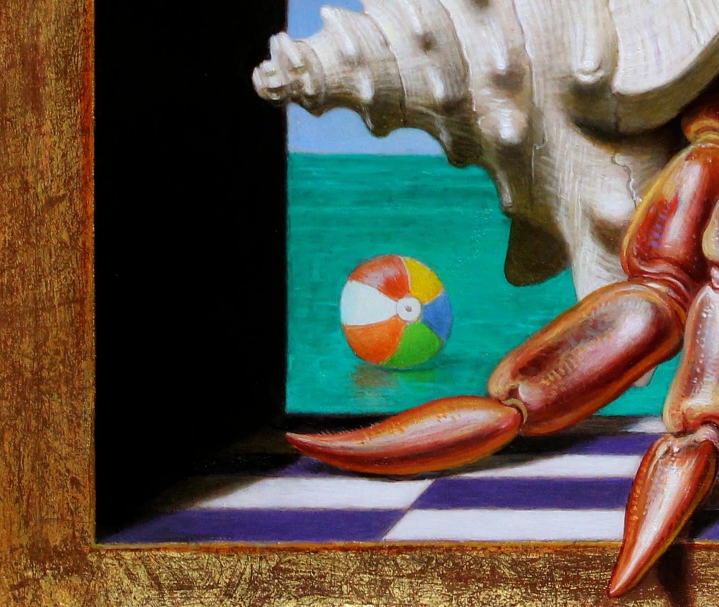 Maison de plage - Hyperréalisme / Portrait de crabe avec coquillage de conque sur la plage - Marron Still-Life Painting par Will Wilson