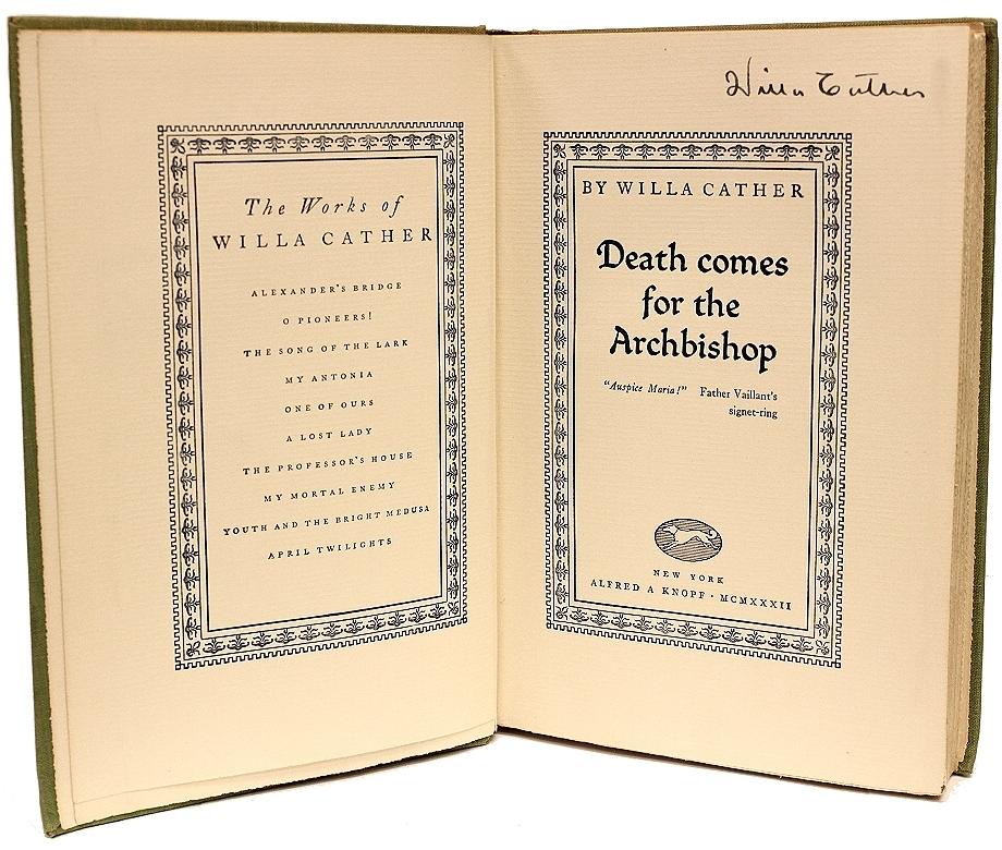 Autore: Cather, Willa

Titolo: La morte arriva per l'arcivescovo.

Editore: NY: Alfred A. Knopf, 1932.

Descrizione: 29° stampa firmata. 1 volume, firmato da Cather sul frontespizio, rilegato in tela verde originale, etichette originali in