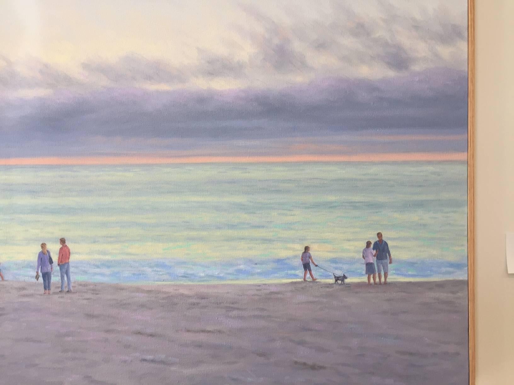 Une peinture à l'huile tranquille représentant un coucher de soleil en début de soirée avec des gens se promenant sur une plage devant un ciel majestueux de Willard Dixon, qui est l'un des meilleurs peintres réalistes contemporains américains