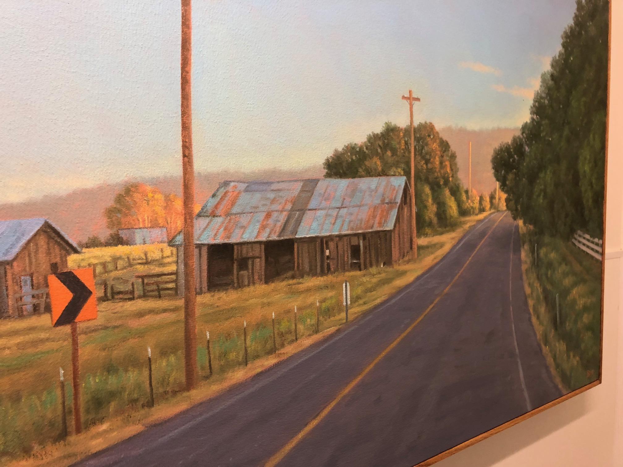 Scène de campagne californienne d'une route ouverte sur l'autoroute 1, comprenant un ciel bleu, des champs, une vieille grange et des panneaux de signalisation, par l'un des meilleurs peintres réalistes contemporains américains, Willard Dixon, qui