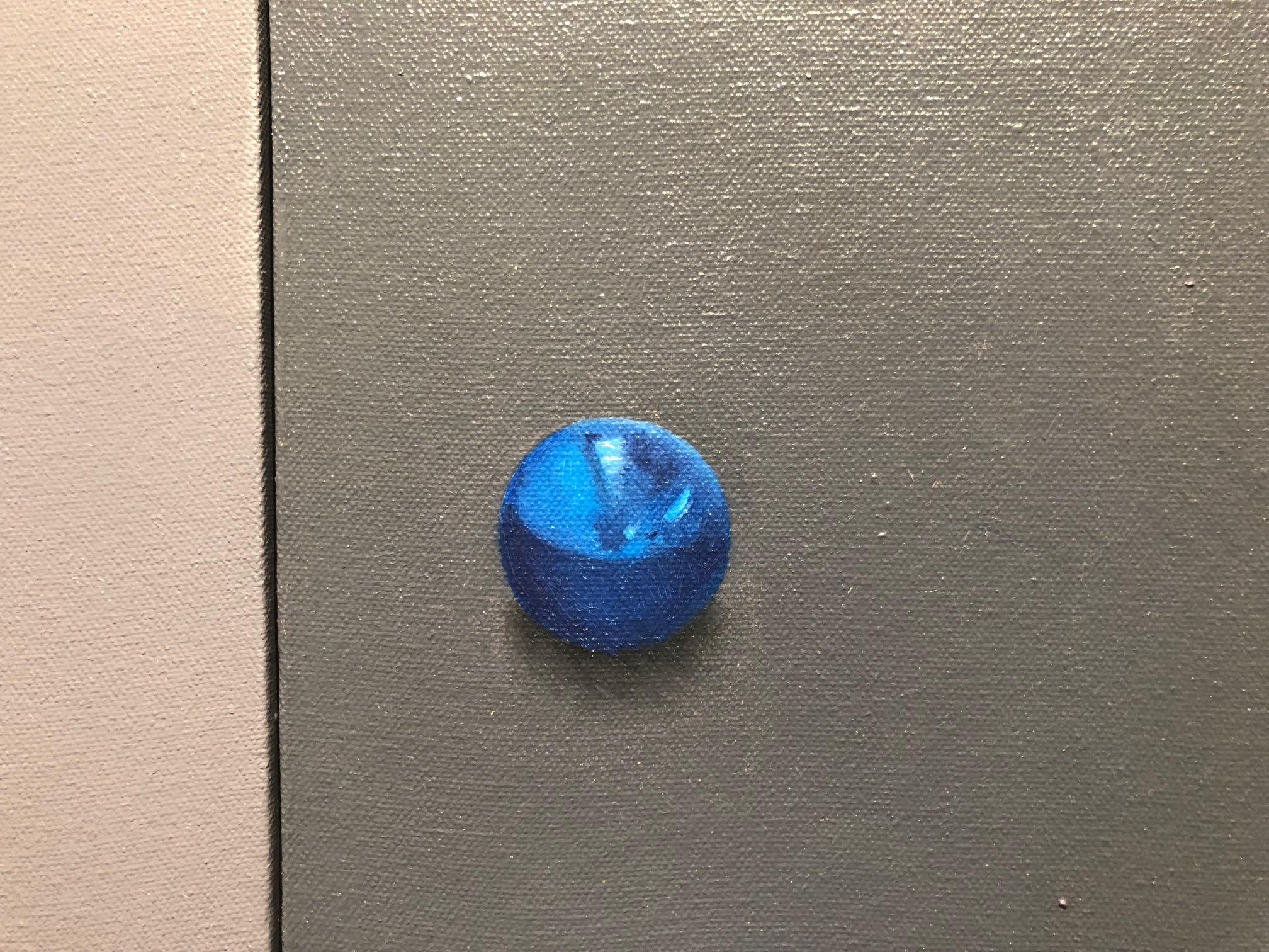 Une coupe argentée minimale et sereine avec un orbe réfléchissant bleu cobalt orne ce diptyque contemplatif, calme et zen, où deux toiles sont attachées pour créer une atmosphère de paix et de sérénité. 
œuvre d'art unique - du peintre réaliste