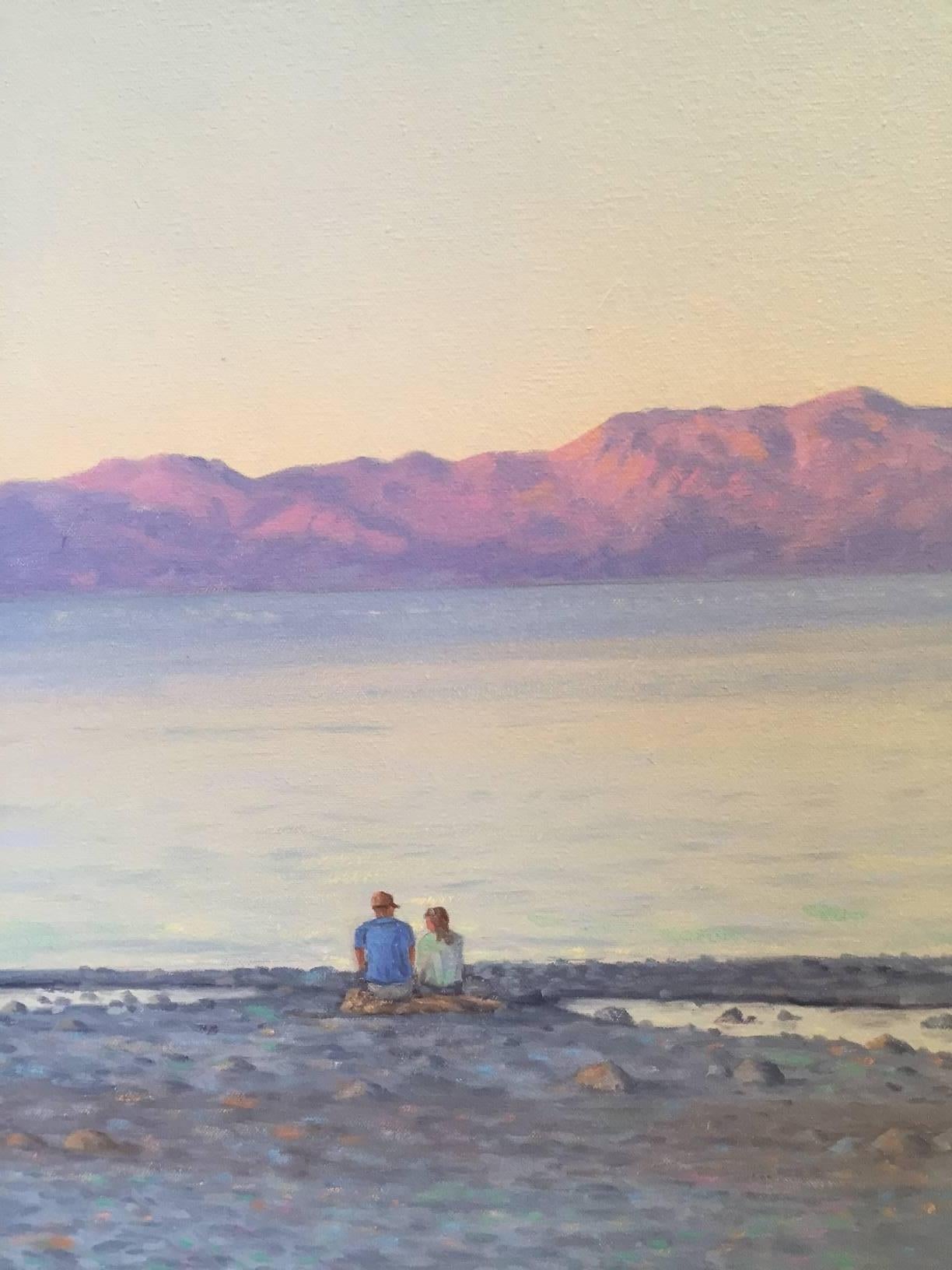 Freunde und Familie genießen den Sonnenuntergang am Lake Tahoe mit dem frühen Abendlicht und dem majestätischen Gebirgskamm in der Ferne.  Willard Dixon ist einer der besten heute lebenden amerikanischen Maler des zeitgenössischen Realismus. Der
