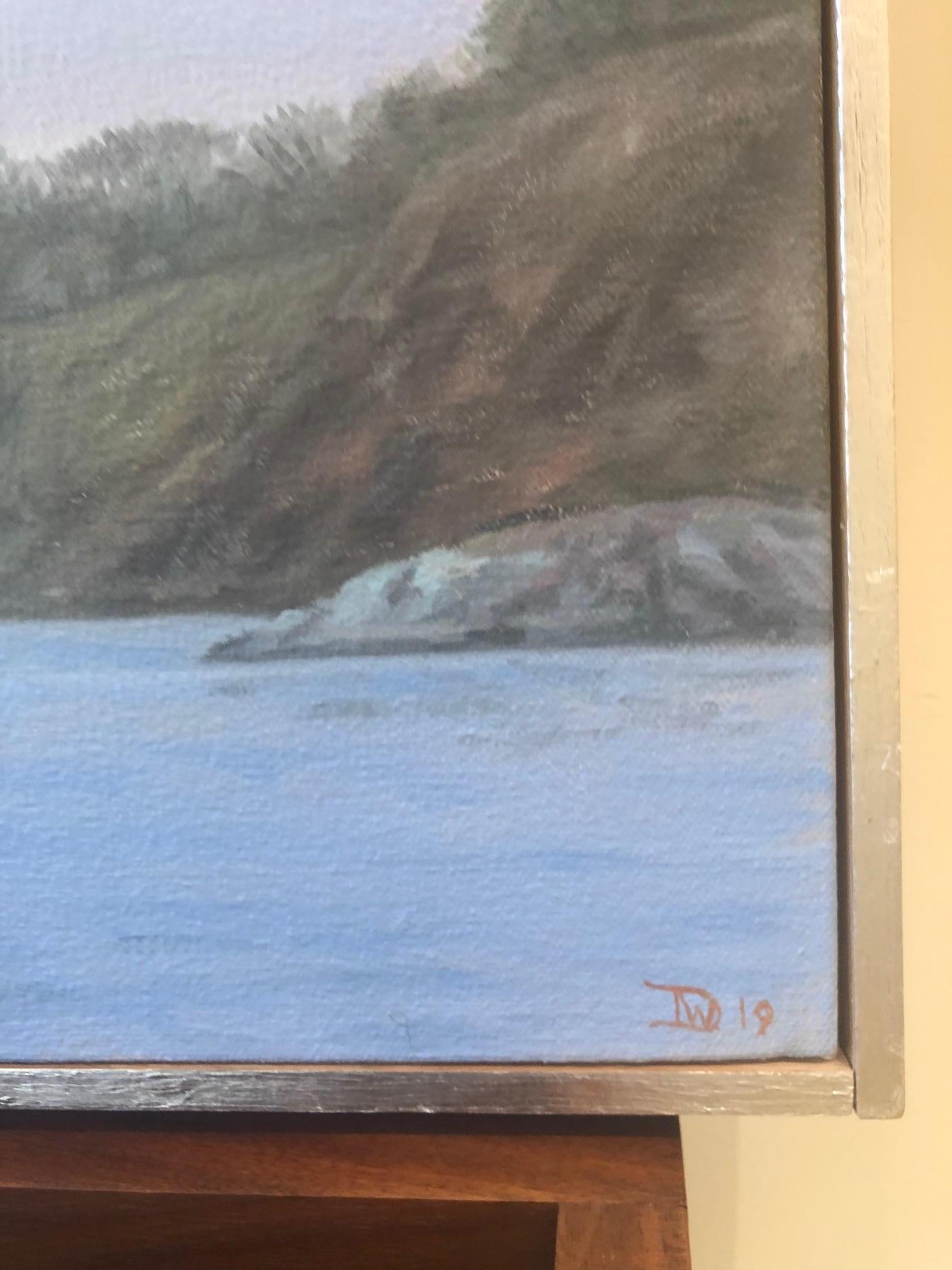 Bateaux au coucher du soleil représentés dans cette peinture à l'huile calme et paisible  Soirée à Tamales Bay -  du réaliste américain Willard Dixon. La toile mesure 17 x 50 pouces et elle est encadrée dans un cadre flottant classique en chêne