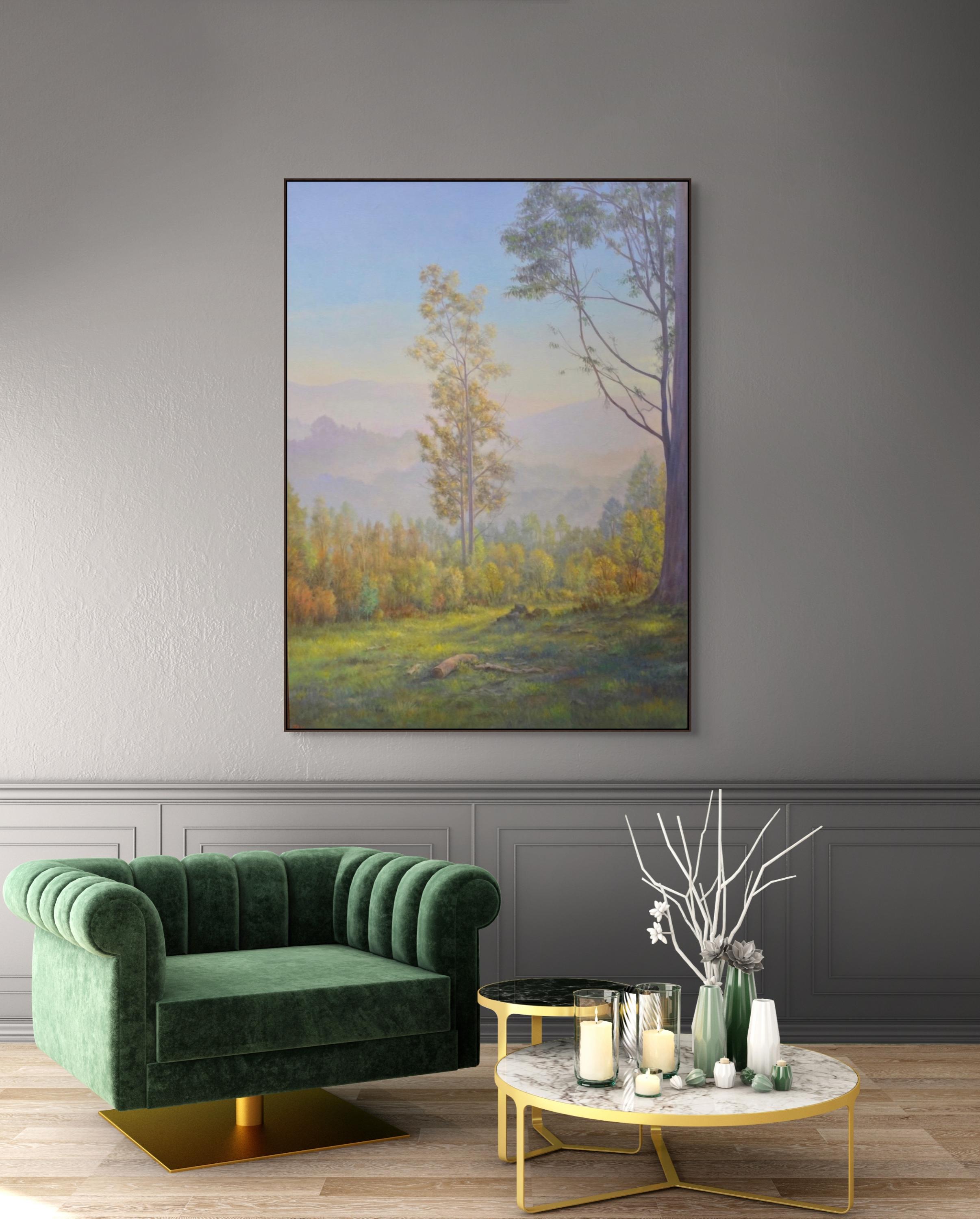 Un eucalyptus solitaire se dresse dans cette peinture de paysage atmosphérique verticale qui comprend de l'herbe verte éclairée par le soleil, des collines violettes ondulantes et un ciel brumeux. Une superbe œuvre d'art originale de Willard Dixon,