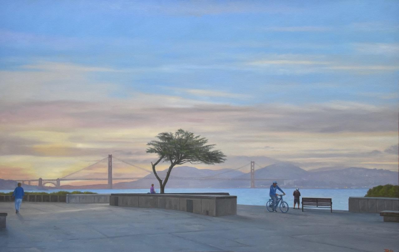 Des bicyclettes et des passants admirent le Golden Gate Bridge au bord de l'eau à San Francisco dans ce paysage horizontal contemporain du célèbre artiste réaliste américain Willard Dixon, qui capture la beauté indéniable de l'Ouest depuis 35 ans. 