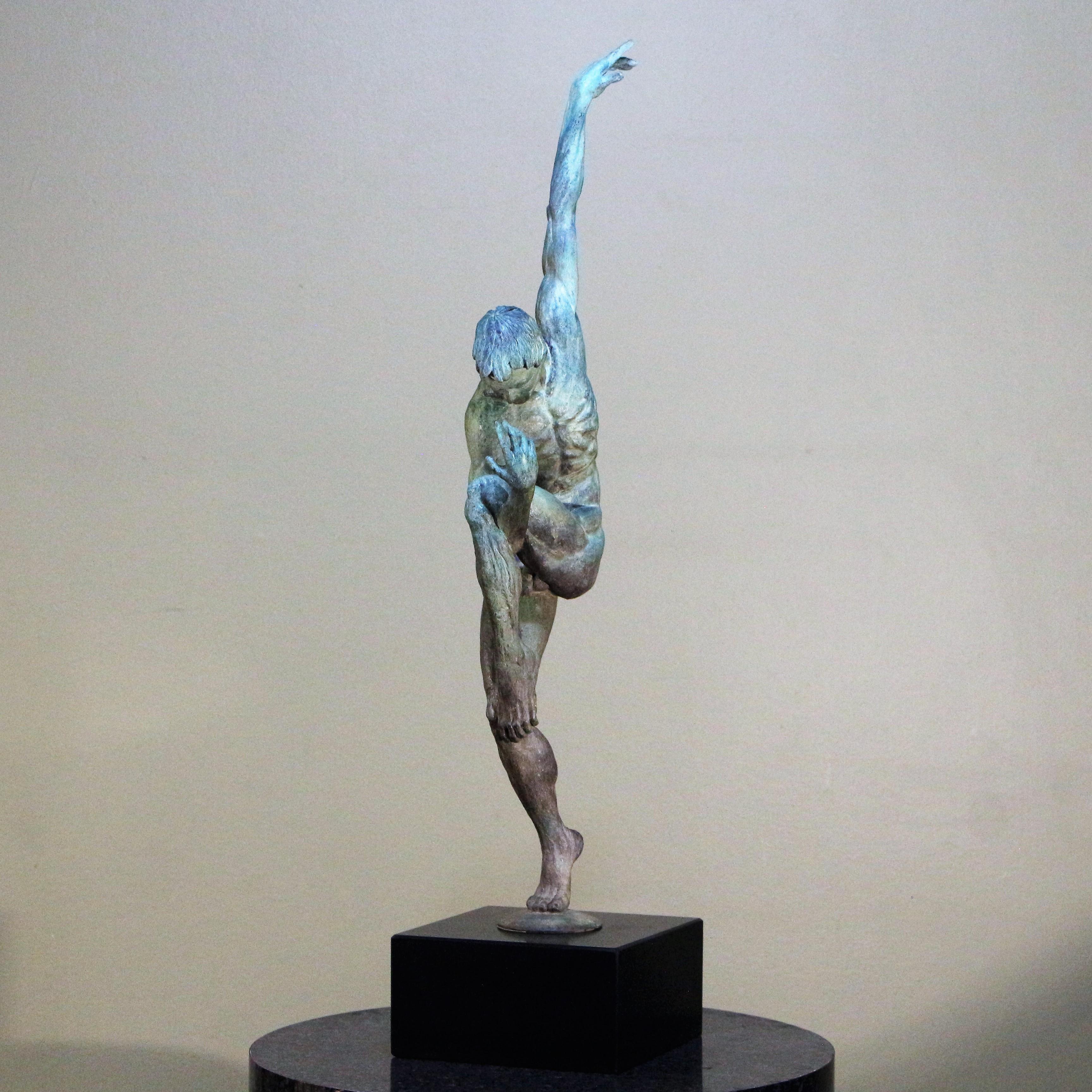 Benji - Tanz der Sorge - Figurative Skulptur Mann Bronze Grünbraune Patina – Sculpture von Willem Botha 