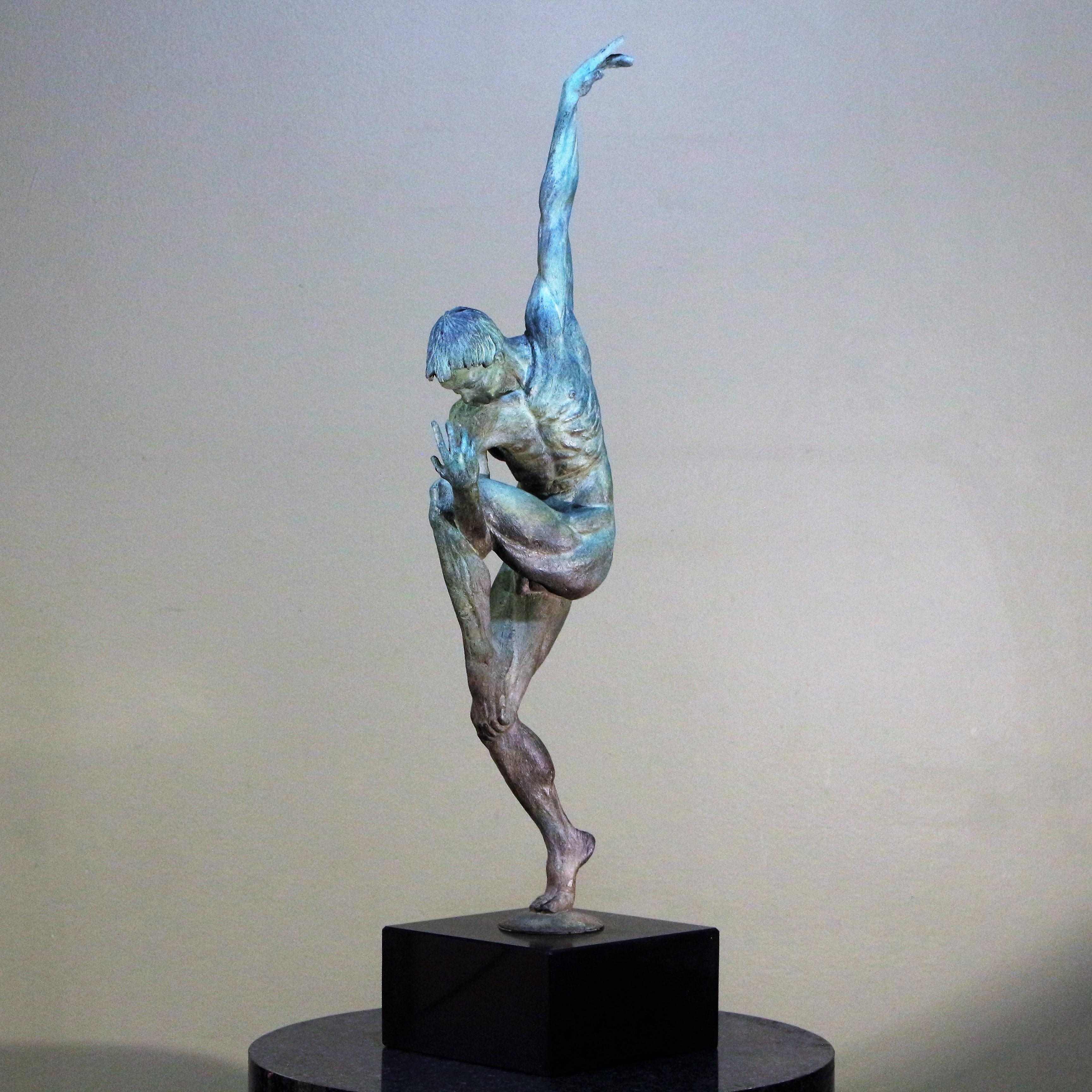 Willem Botha  Nude Sculpture – Benji - Tanz der Sorge - Figurative Skulptur Mann Bronze Grünbraune Patina