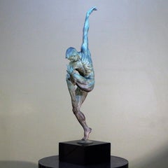 Benji - Tanz der Sorge - Figurative Skulptur Mann Bronze Grünbraune Patina