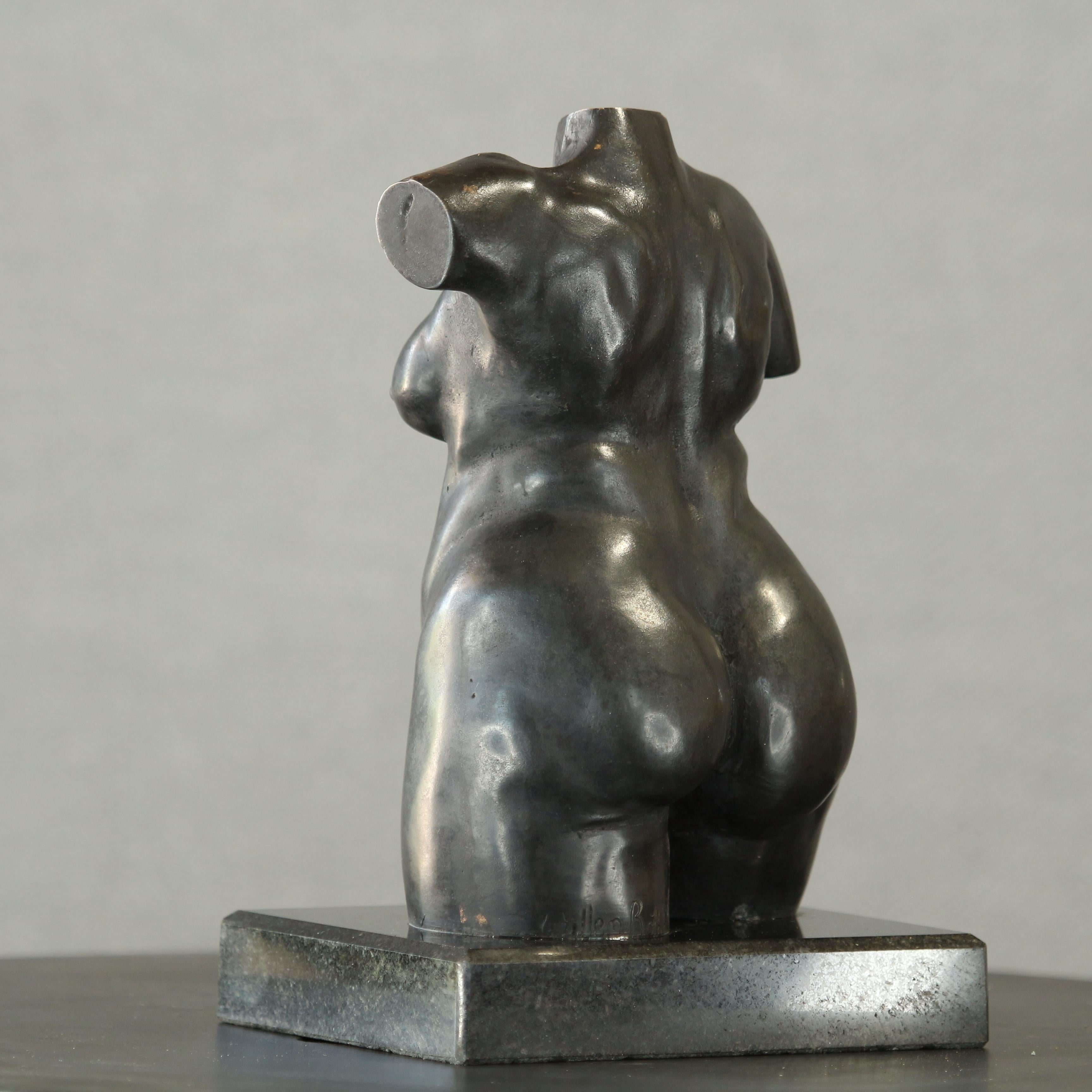 Torse de femme féminine - Petite sculpture figurative de femme en bronze patiné brun foncé - Or Figurative Sculpture par Willem Botha 