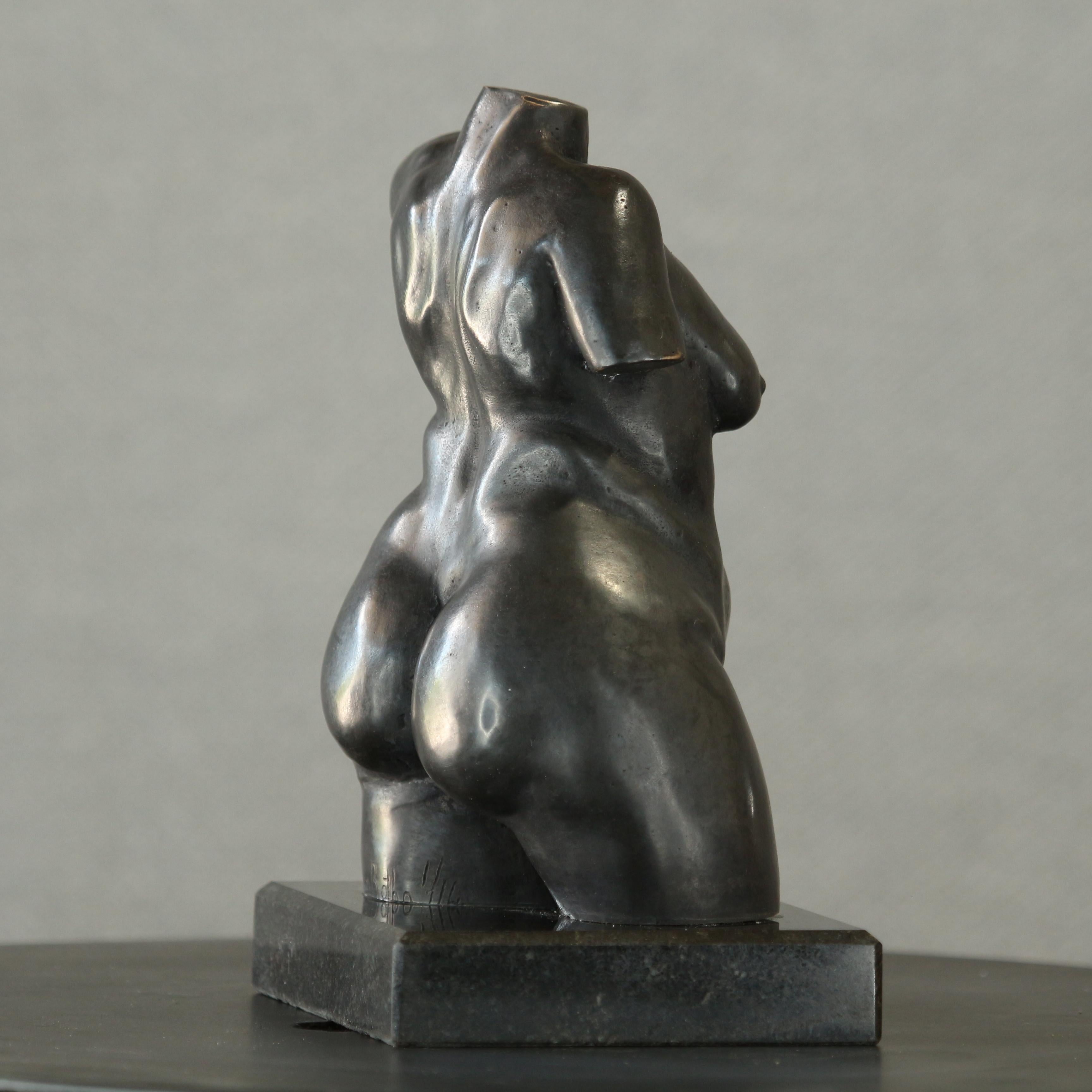Torse de femme féminine - Petite sculpture figurative de femme en bronze patiné brun foncé en vente 1