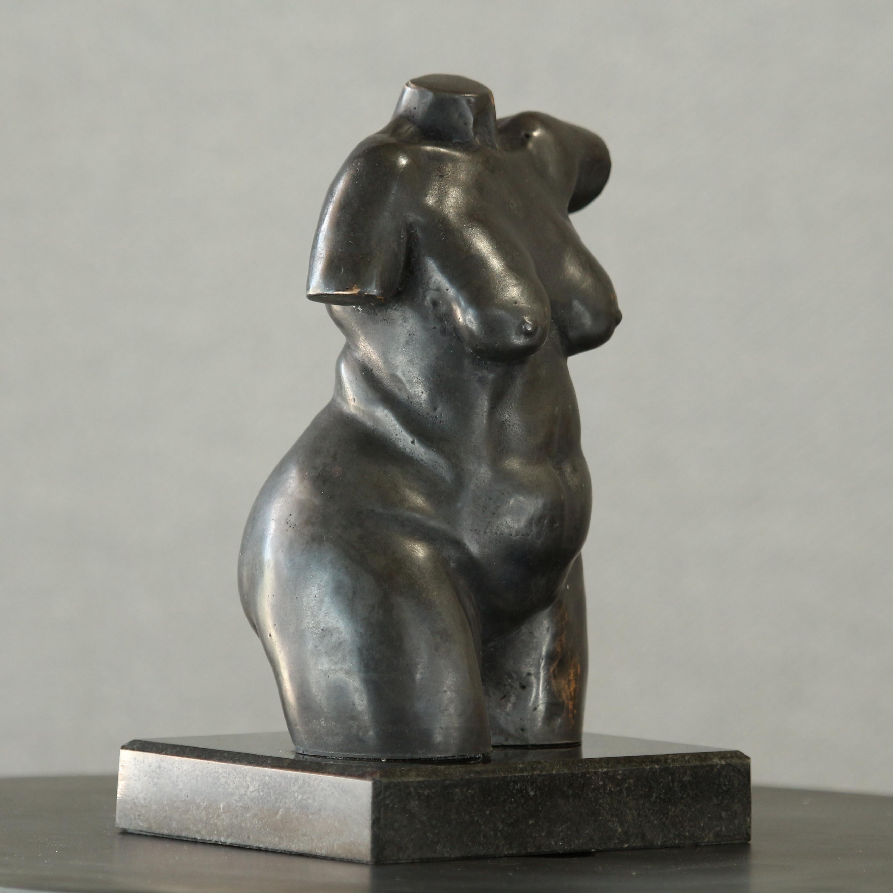Torse de femme féminine - Petite sculpture figurative de femme en bronze patiné brun foncé en vente 2