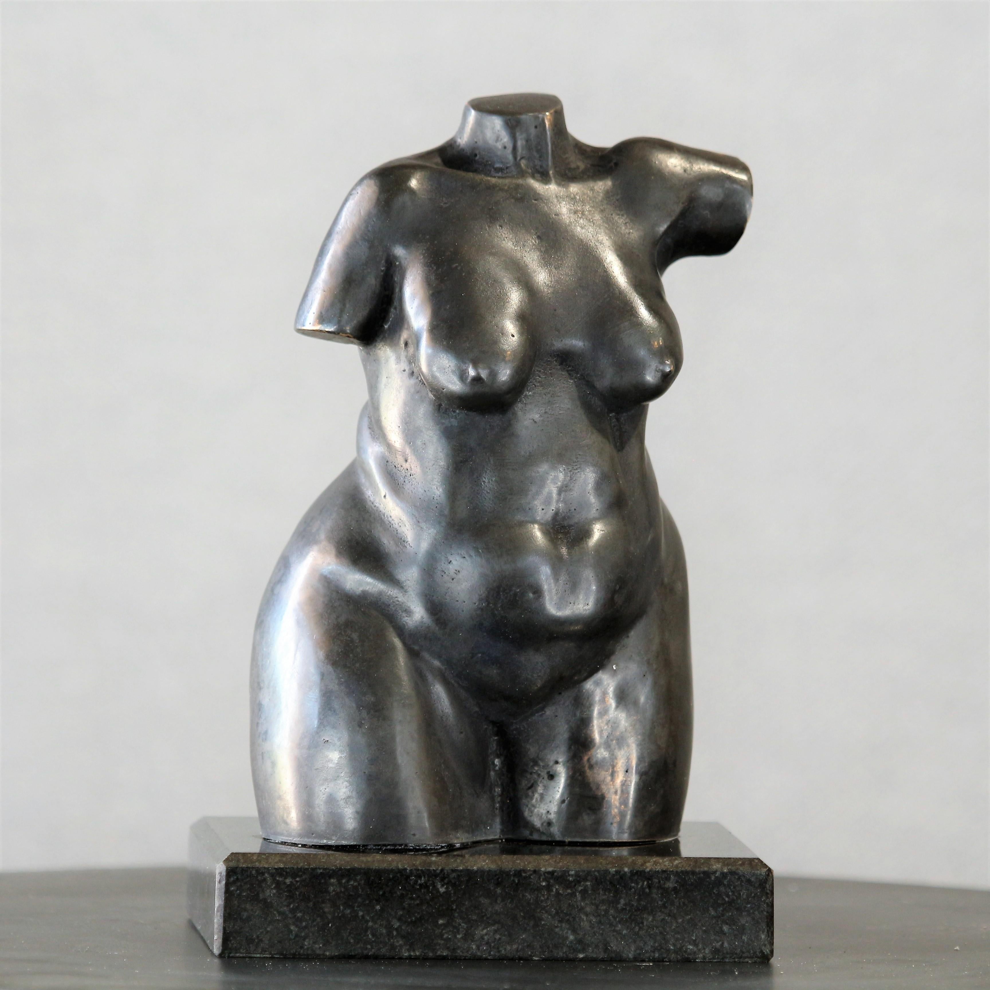 Weiblicher Torso – kleine figurative Skulptur einer Frau in Bronze mit dunkelbrauner Patina