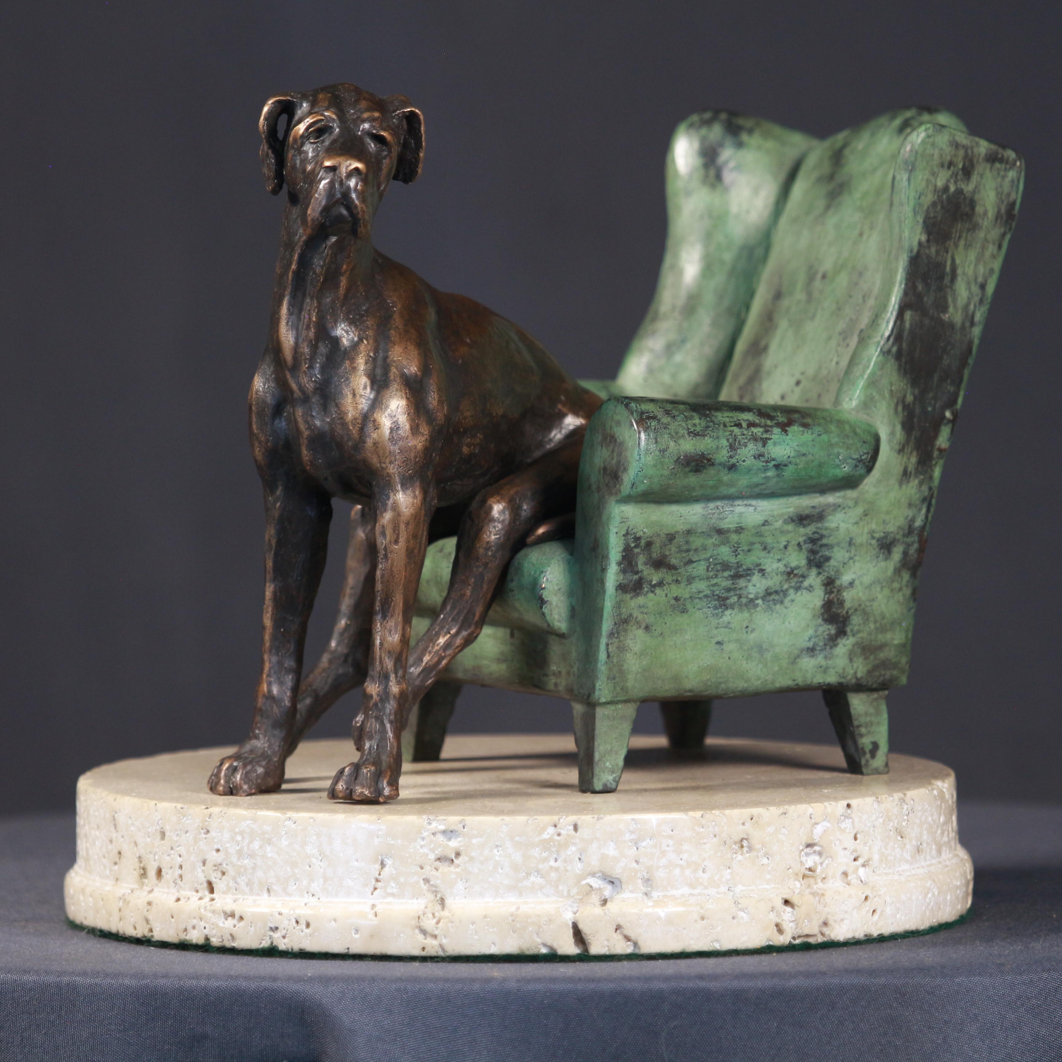 Rex e la sua sedia - Piccola scultura in bronzo nei colori del marrone, del verde e del nero Patina - Sculpture di Willem Botha 