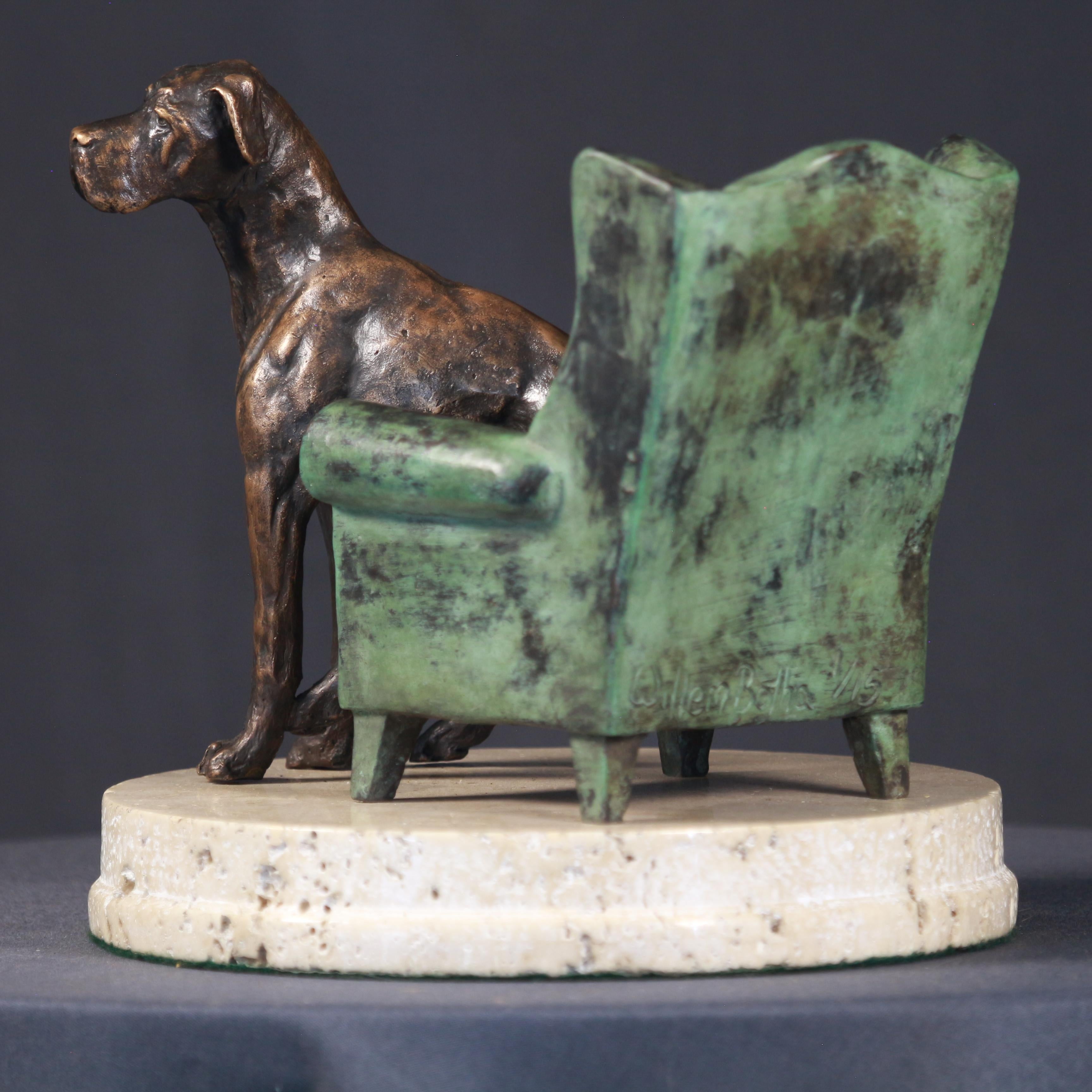 Rex e la sua sedia - Piccola scultura in bronzo nei colori del marrone, del verde e del nero Patina - Figurative Sculpture Oro di Willem Botha 