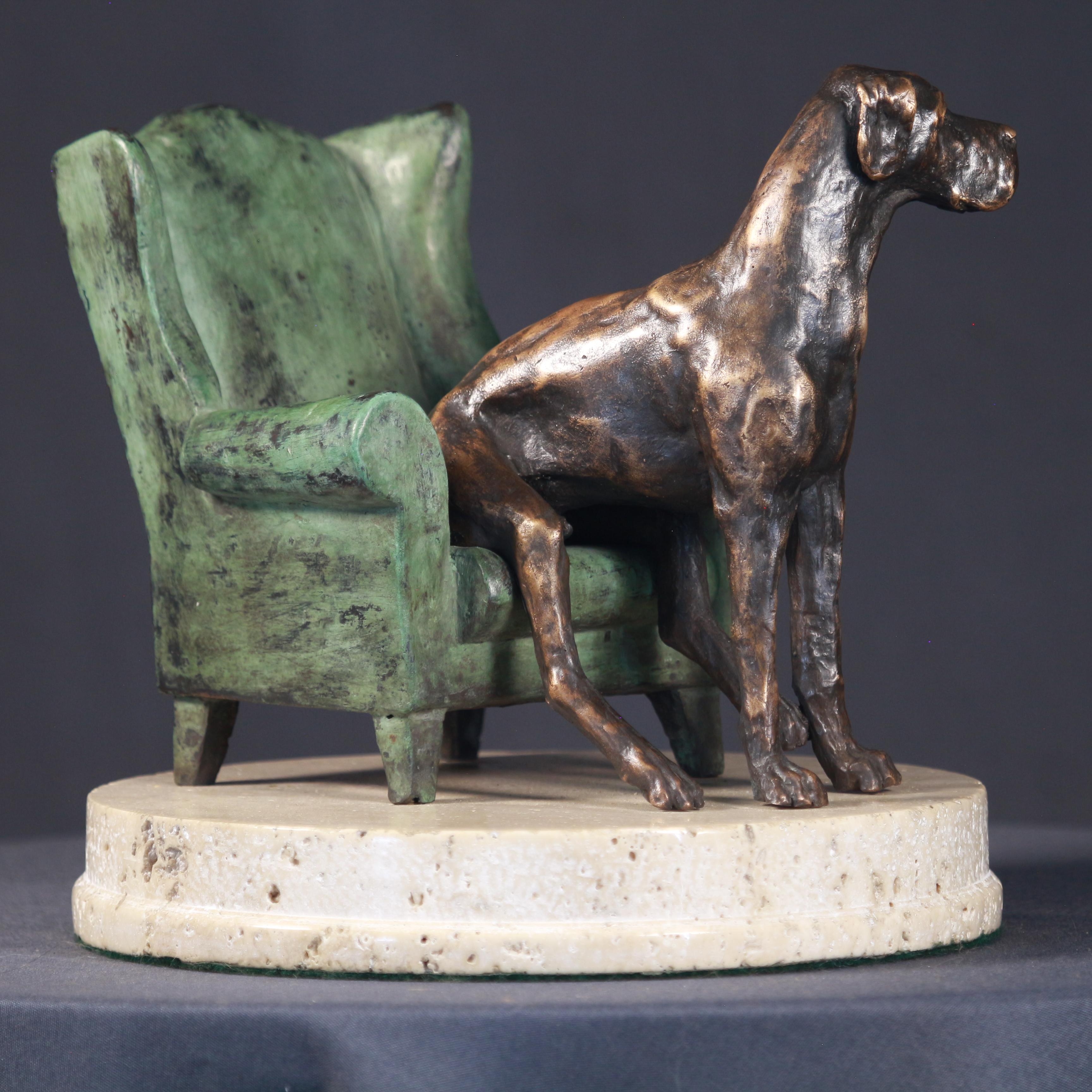 Rex e la sua sedia - Piccola scultura in bronzo nei colori del marrone, del verde e del nero Patina in vendita 1