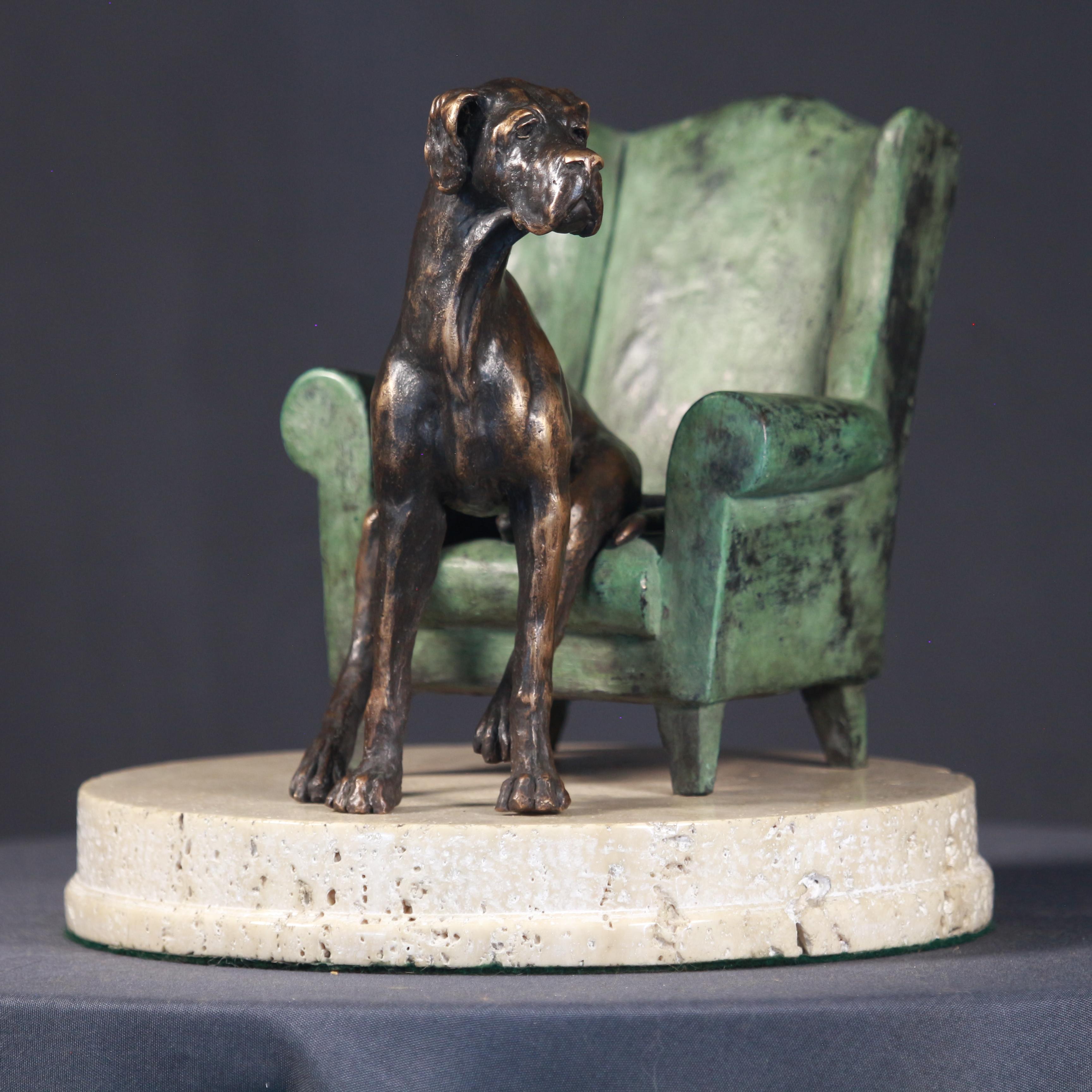 Rex e la sua sedia - Piccola scultura in bronzo nei colori del marrone, del verde e del nero Patina in vendita 2