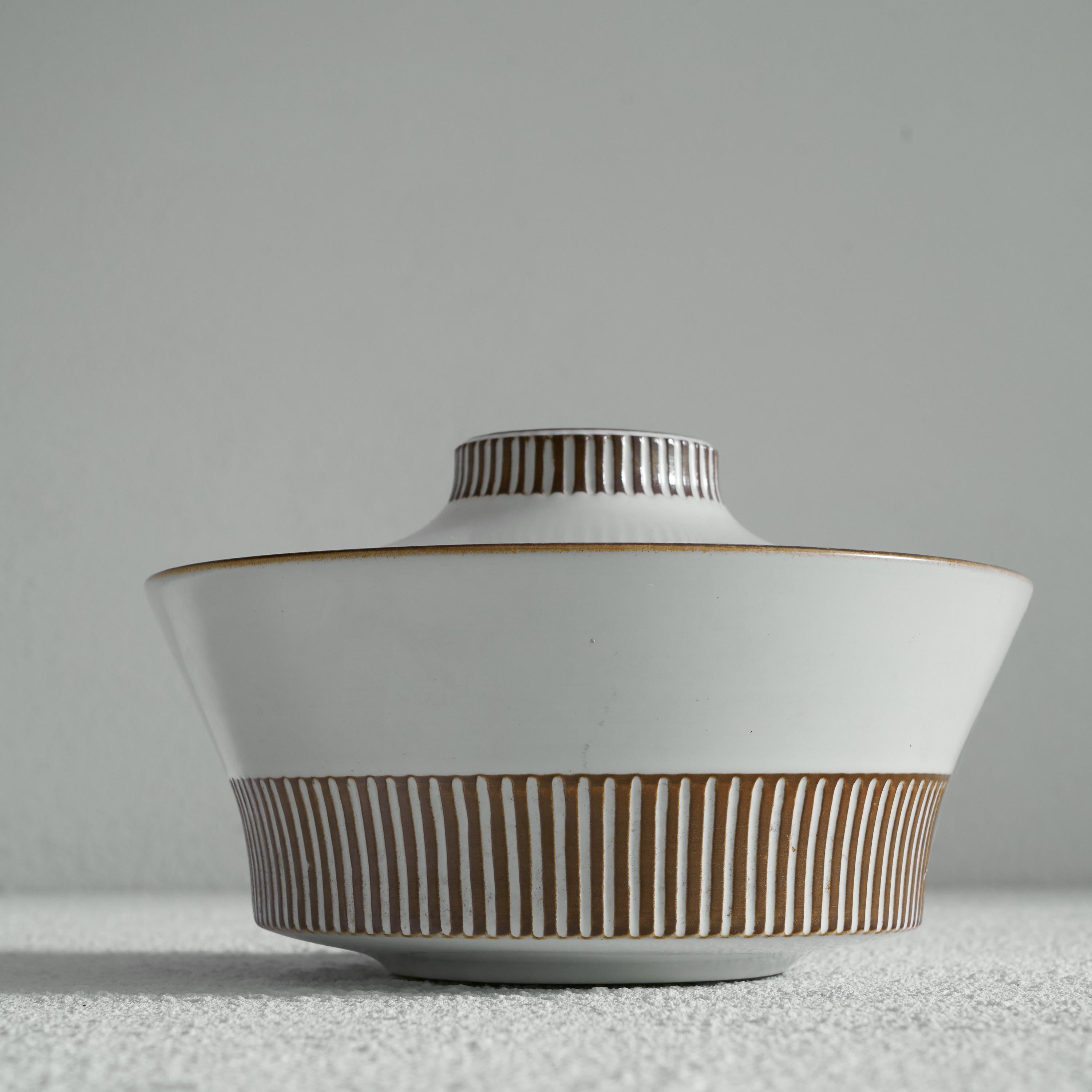 Willem de Vries Mid-Century Modern 'Cleopatra' Lidded Bowl for Fris Edam, 1961 In Good Condition For Sale In Tilburg, NL