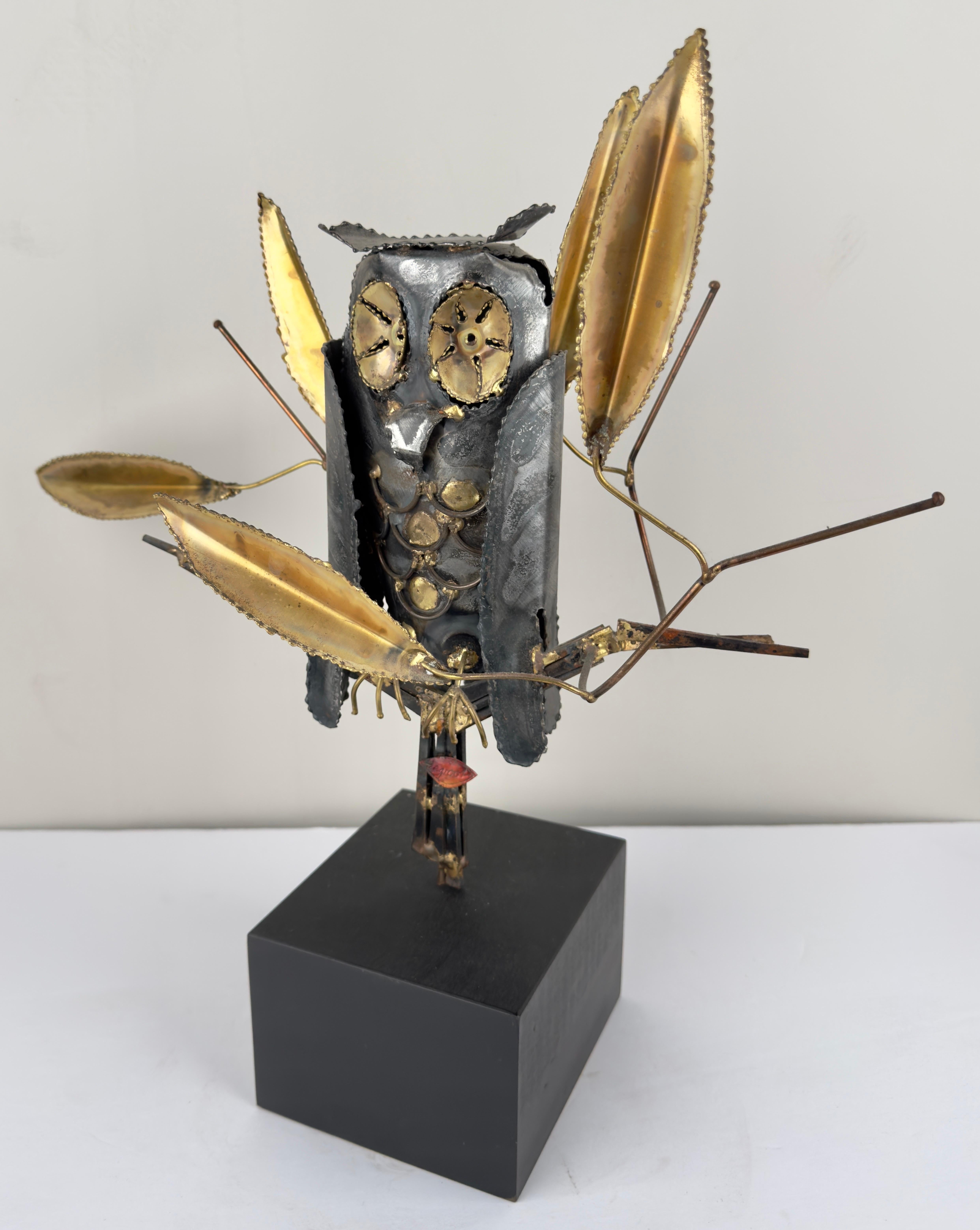 Sculpture brutaliste du milieu du siècle dernier représentant un hibou, réalisée par Willem Degroot (Pays-Bas, 20e siècle).  La sculpture est faite de laiton et de métal et représente un hibou se reposant sur une Branch avec des feuilles en laiton.