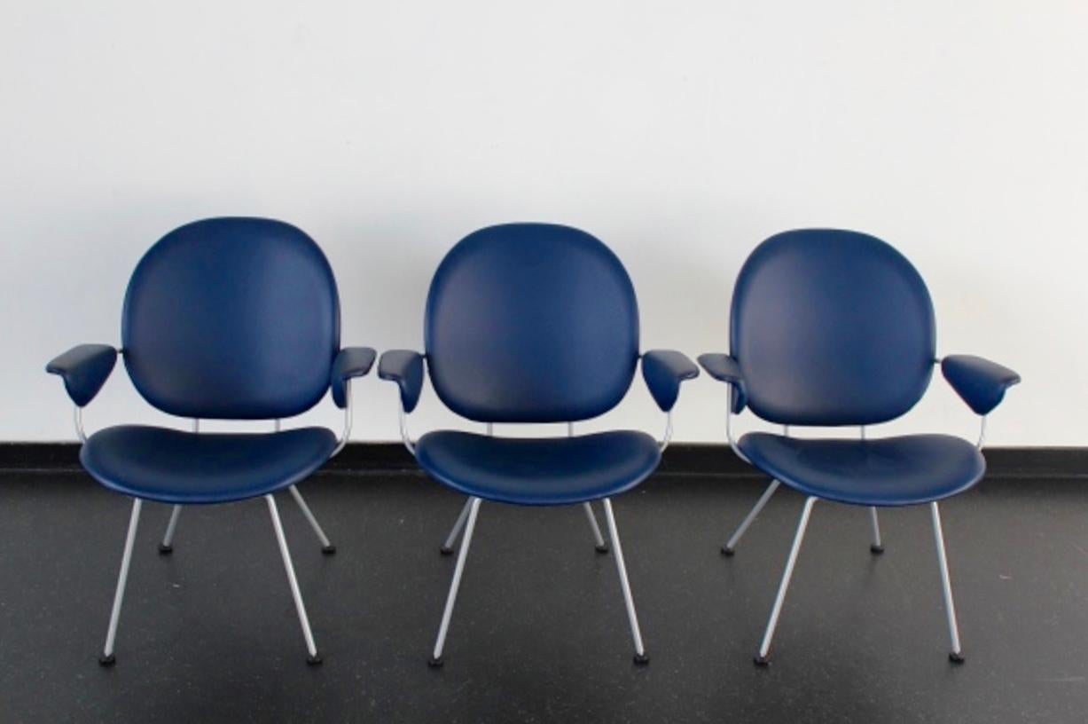 Außergewöhnlich schöne Willem H. Gispen '302' Sessel, entworfen 1954 von W.H Gispen für Kembo - grau lackiertes Metallgestell mit original blauer Polsterung. In sehr gutem Zustand und etikettiert. Diese Stühle haben einen fantastischen Sitz.
Drei
