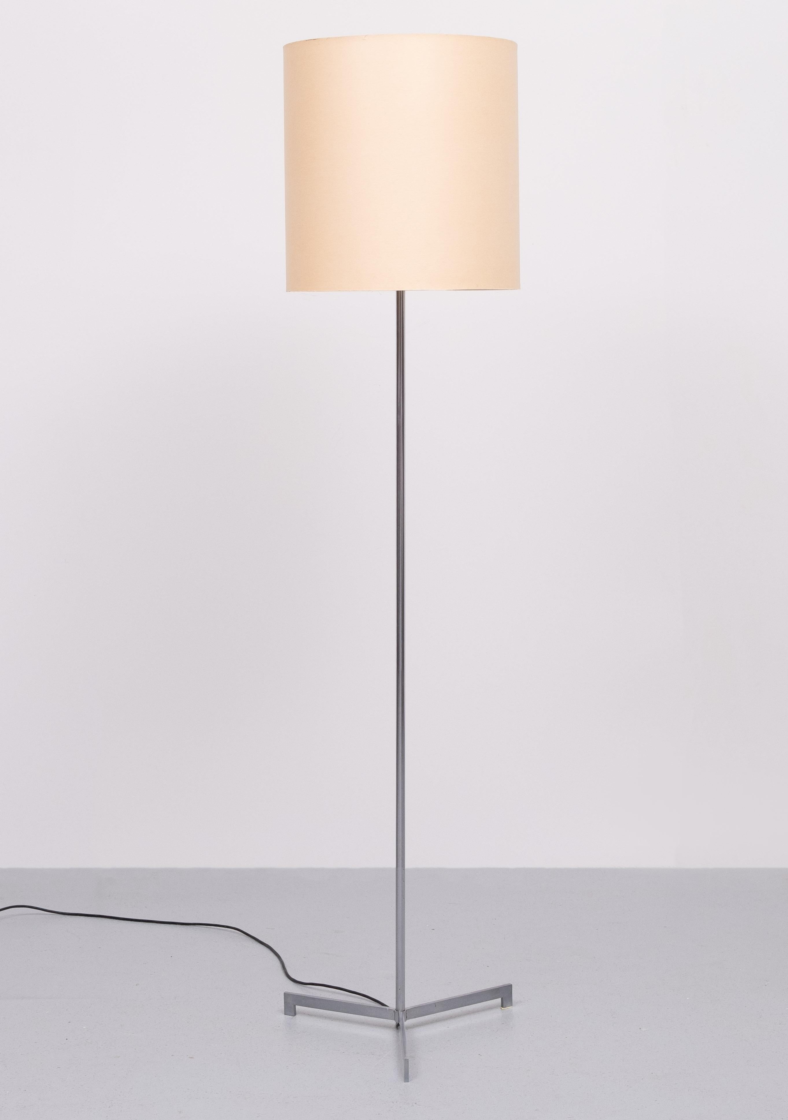 Sehr schöne Stehlampe mit Stativfuß. Kommt mit seiner ursprünglichen Shade.
Drei große E27-Glühbirnen werden benötigt, Fußschalter. 
Guter Zustand. Der Schatten zu . 