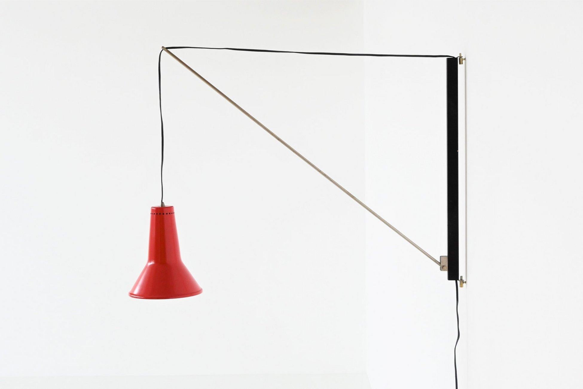Very nice arc wall lamp designed by Willem Hagoort for Hagoort lampen, The Netherlands 1950. This fantastic lamp is adjustable in height by the ingenious and simply balance system with the arm and wiring. It has a black lacquered wooden wall mount,