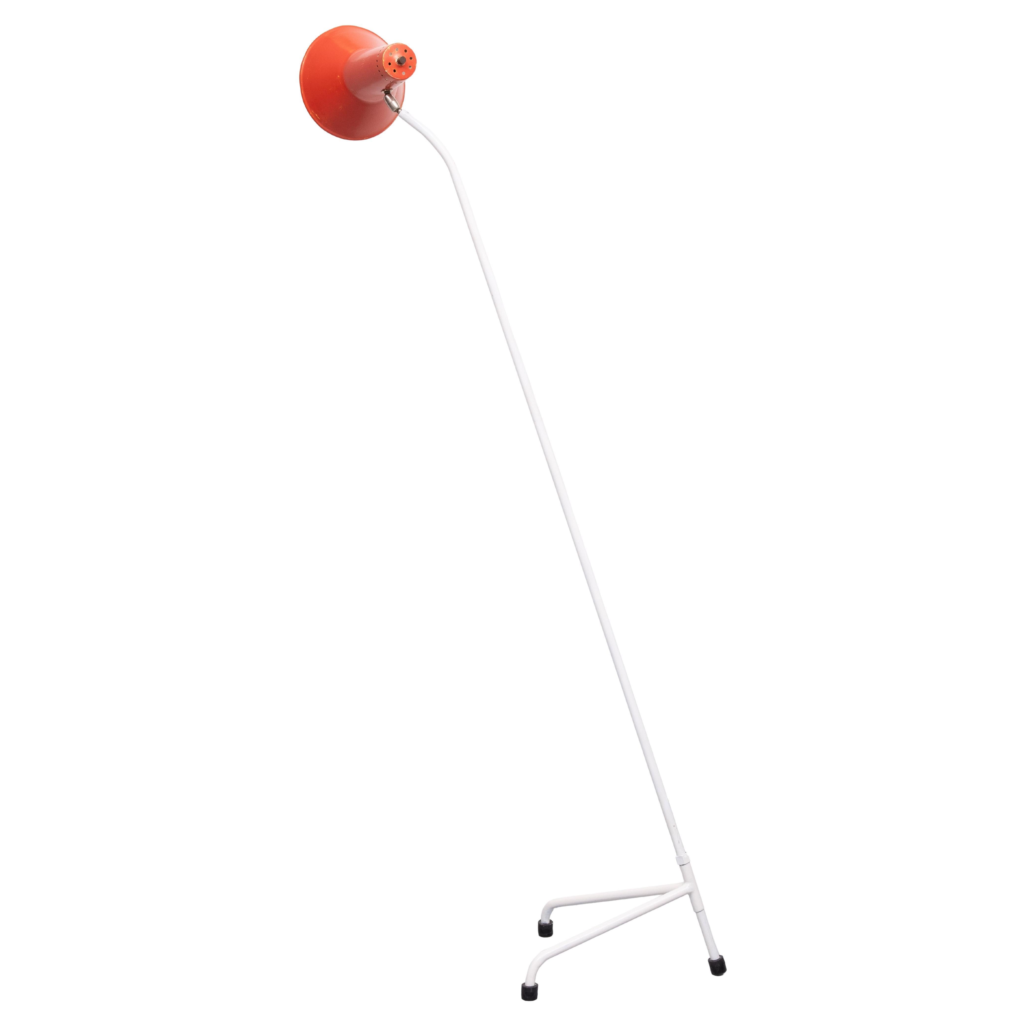 Una lampada da terra Grasshopper molto bella. 
La lampada da terra a treppiede può essere cambiata facilmente. Il paralume in metallo di 
questa lampada si muoverà in qualsiasi direzione tu voglia . colore originale .
Nuovo  cablaggio e spina.