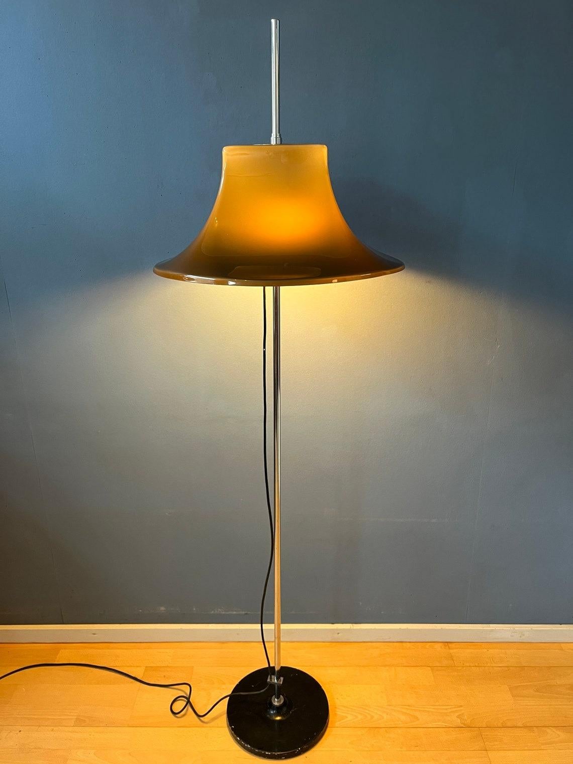 Willem Hagoort Space Age Floor Lamp with Beige Witch Hat Shade, 1970s In Good Condition For Sale In ROTTERDAM, ZH