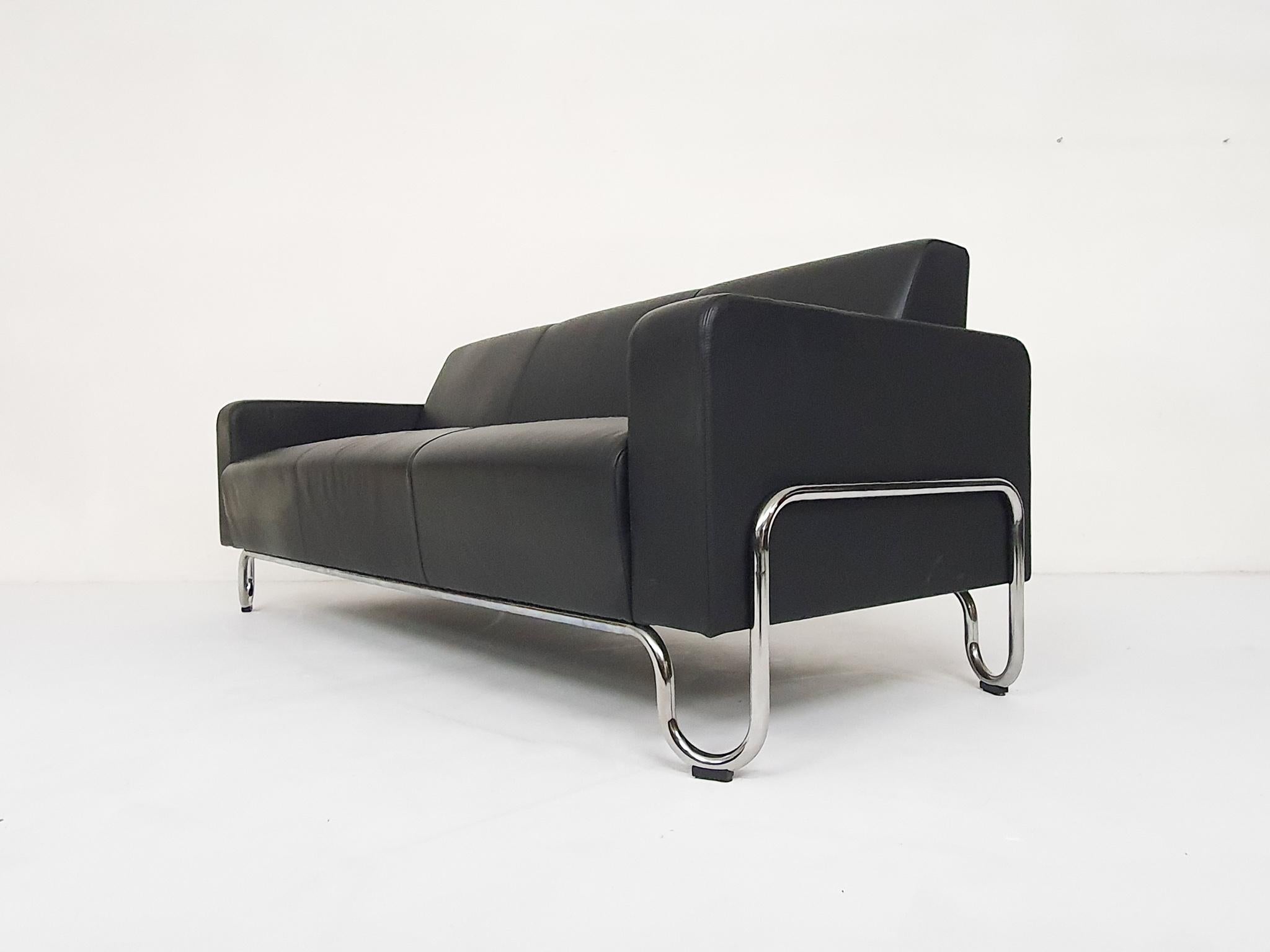 Black leather 3-seater sofa, from Gispen, manufactured by Dutch Originals. Model 441-3
On tubular metal frame.
Overall in good condition, only one scratch in the leather on the side. The frame has a few tiny rust spots.
Marked underneath and with