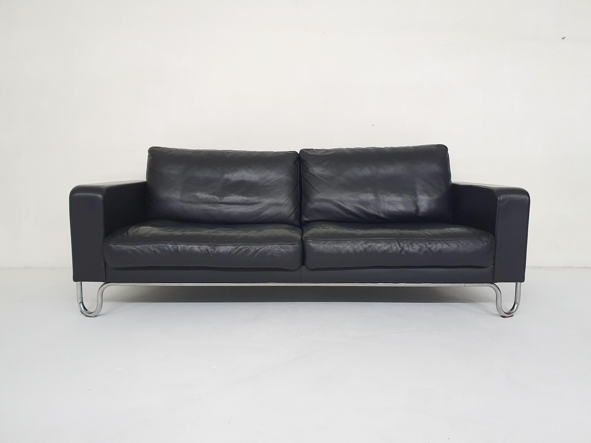 Black leather 3-seater sofa by W.H. Gispen, manufactured by Dutch Originals. Model AD B3.
On metal tubular frame, with four loose black leather cushions.

The leather is in good condition. The cushions might need some extra filling if desired.