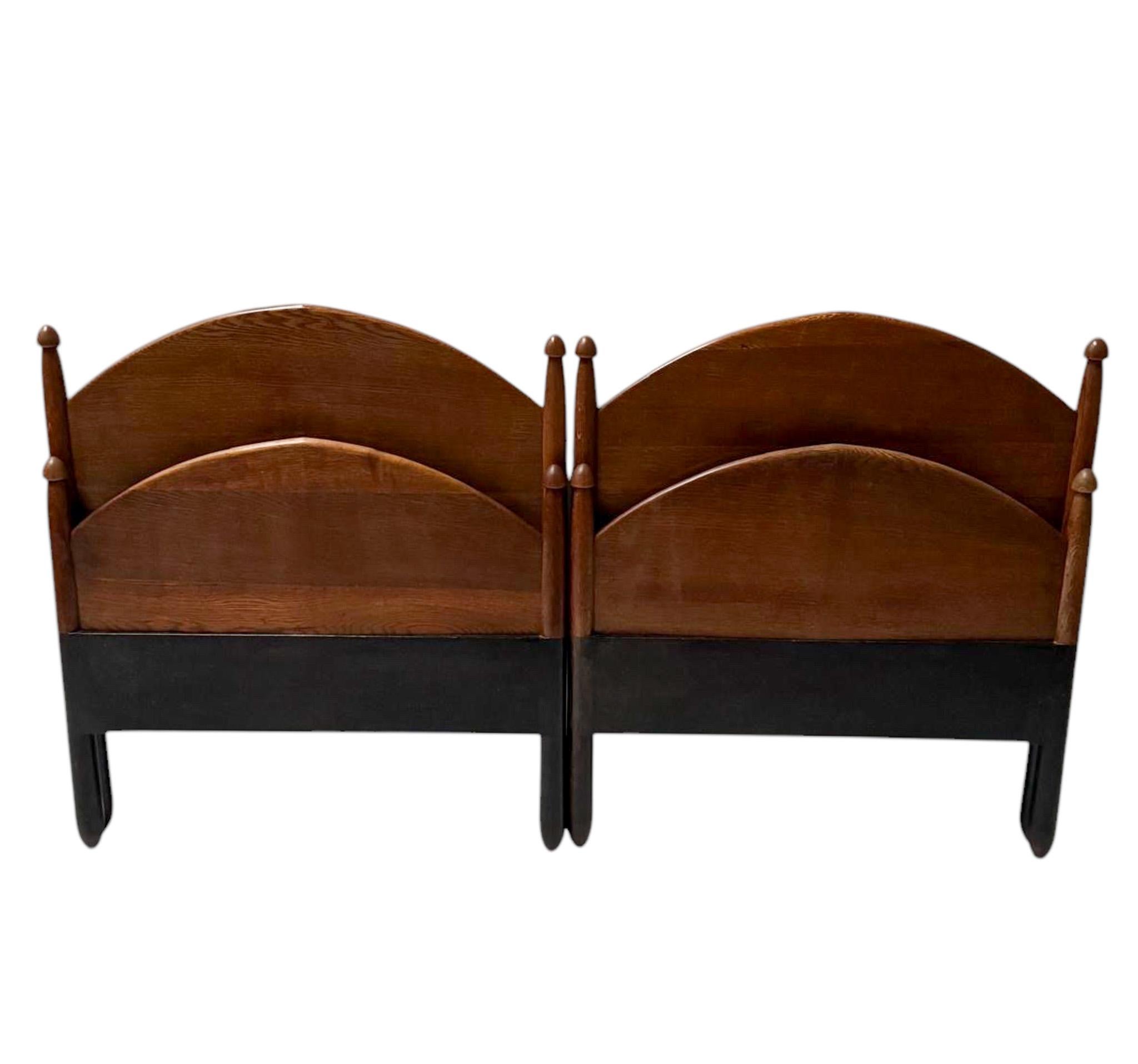 Prächtige und seltene Art Deco Amsterdamse School Einzelbetten.
Entwurf von Willem Penaat für Metz & Co. Amsterdam.
Auffälliges niederländisches Design aus den 1920er Jahren.
Massive Eichenholzrahmen und -betten mit original schwarz lackierten