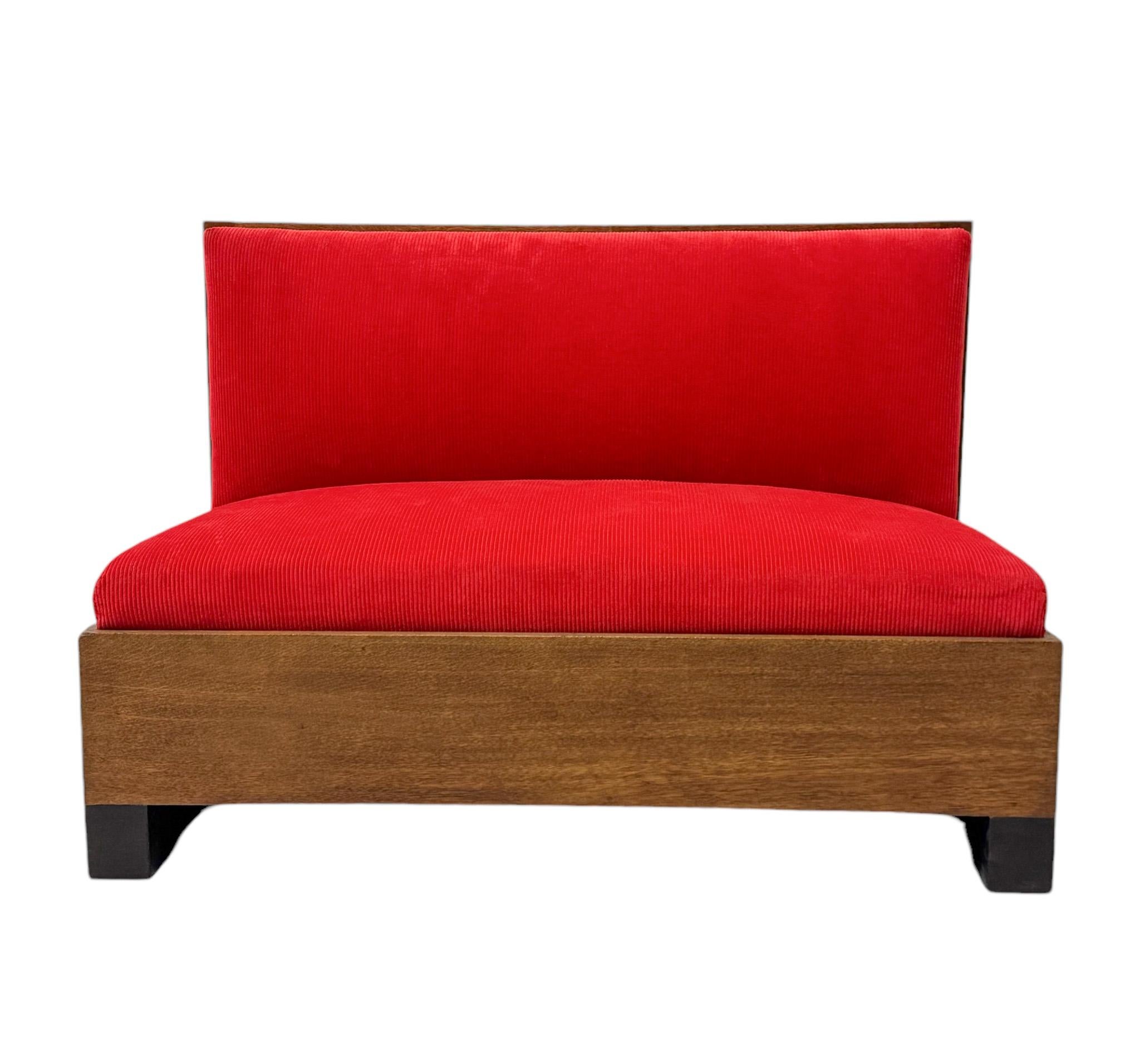 Prächtige und seltene Art Deco Haagse School Bank oder Sofa.
Entwurf von Willem Penaat für Metz & Co. Amsterdam
Auffälliges niederländisches Design aus den 1930er Jahren.
Gestell aus massiver Eiche mit schwarz lackierter Verkleidung und neu
