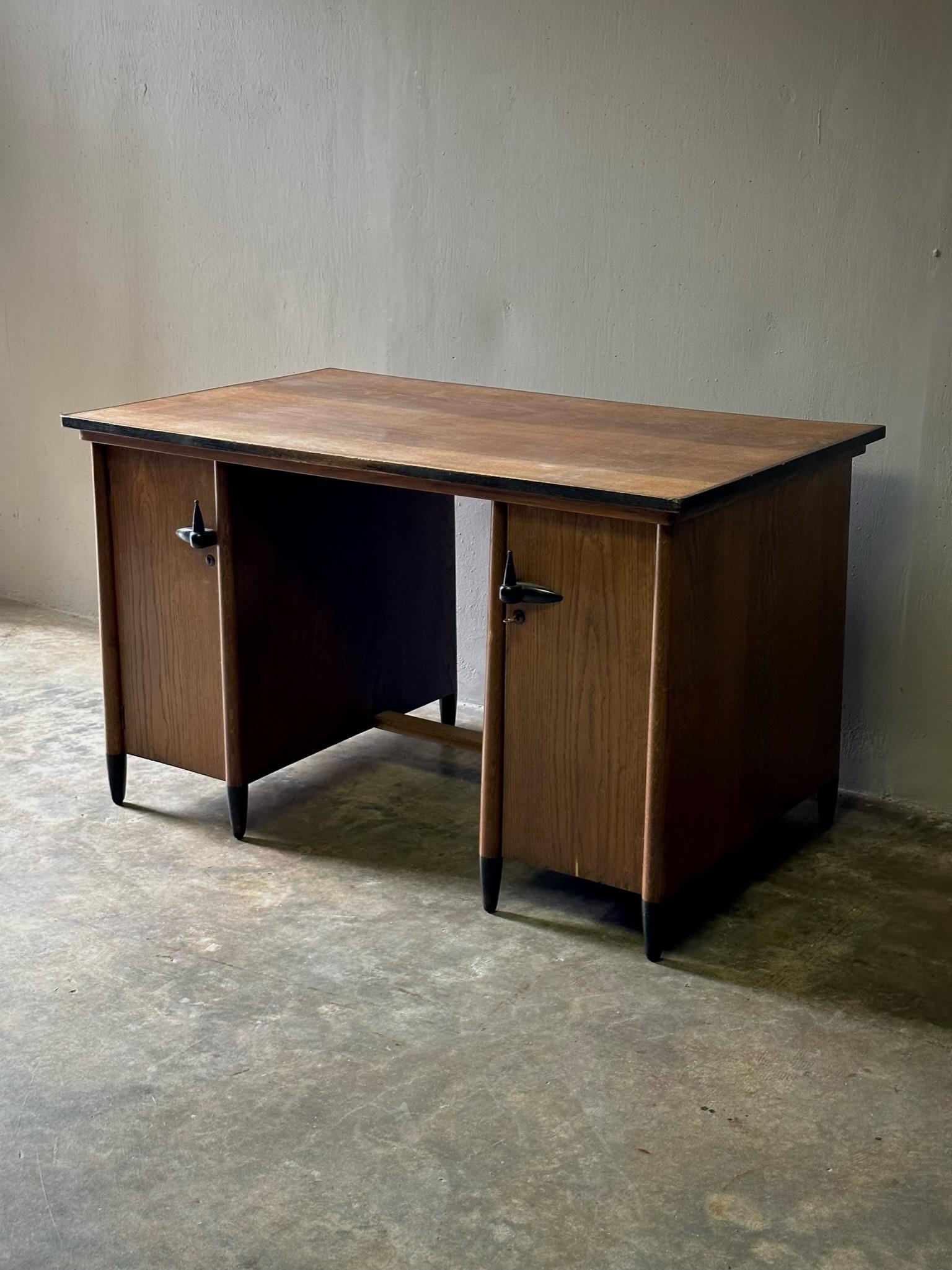 1920s Amsterdam School desk in oak designed by Willem Penaat for Metz and Co. An exquisite synthesis of utility and design with a sleek modernist silhouette and handsome, timeless appeal.

Netherlands, circa 1920

Dimensions: 49W x 30D x 29.5H 