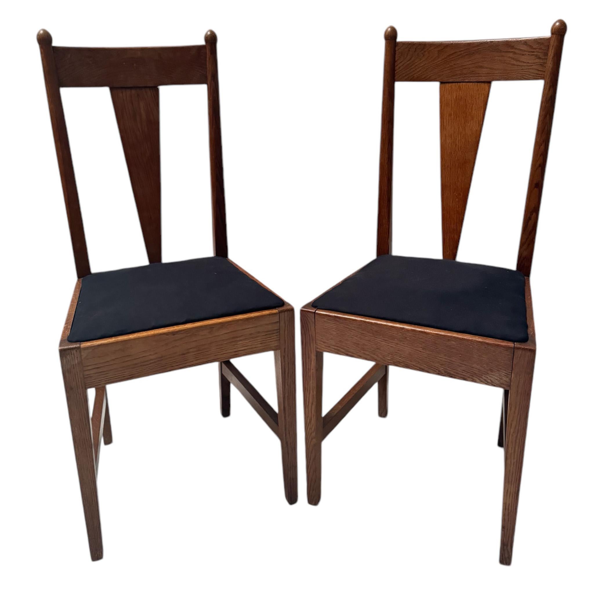 Magnificent and rare pair of Art Deco Amsterdamse School chairs.
Design by Willem Penaat for Metz & Co. Amsterdam.
Striking Dutch design from the 1920s.
Solid oak frames with the seats re-upholstered with black fabric.
This wonderful pair of Art