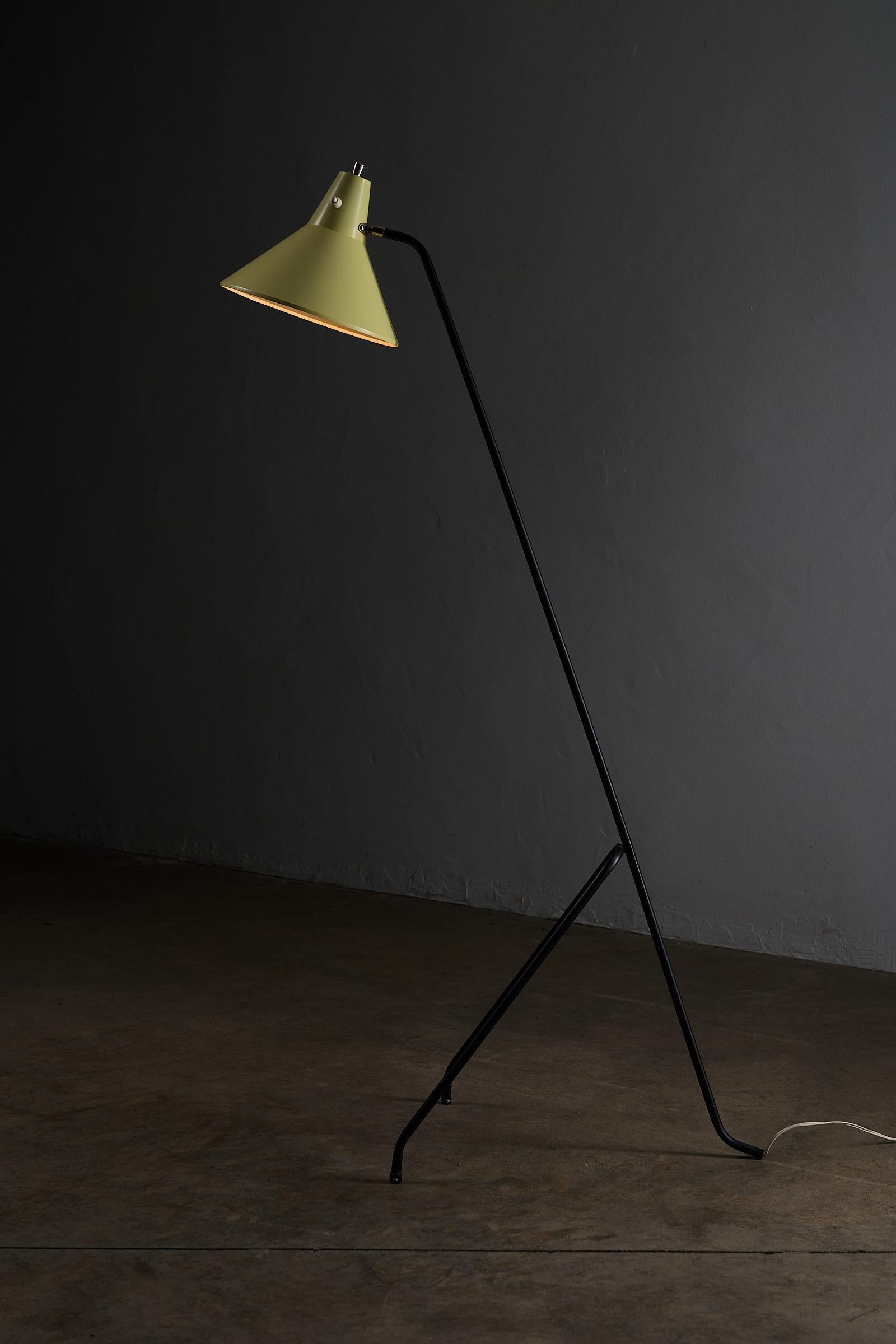 Willem van Doorn 'Grasshopper' Tripod Floor Lamp in Soft Yellow In Good Condition For Sale In Mortsel, BE