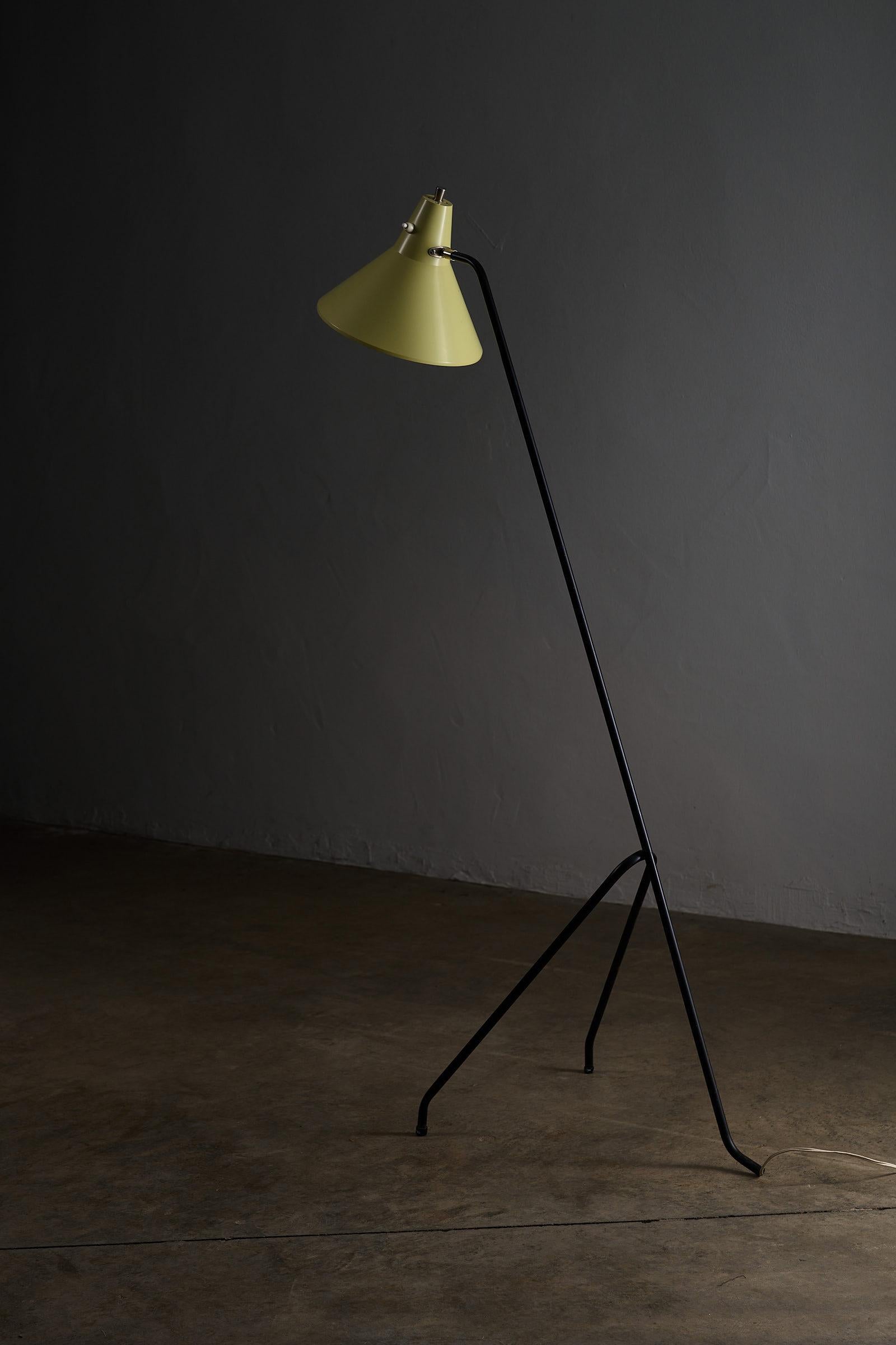 Mid-20th Century Willem van Doorn 'Grasshopper' Tripod Floor Lamp in Soft Yellow For Sale