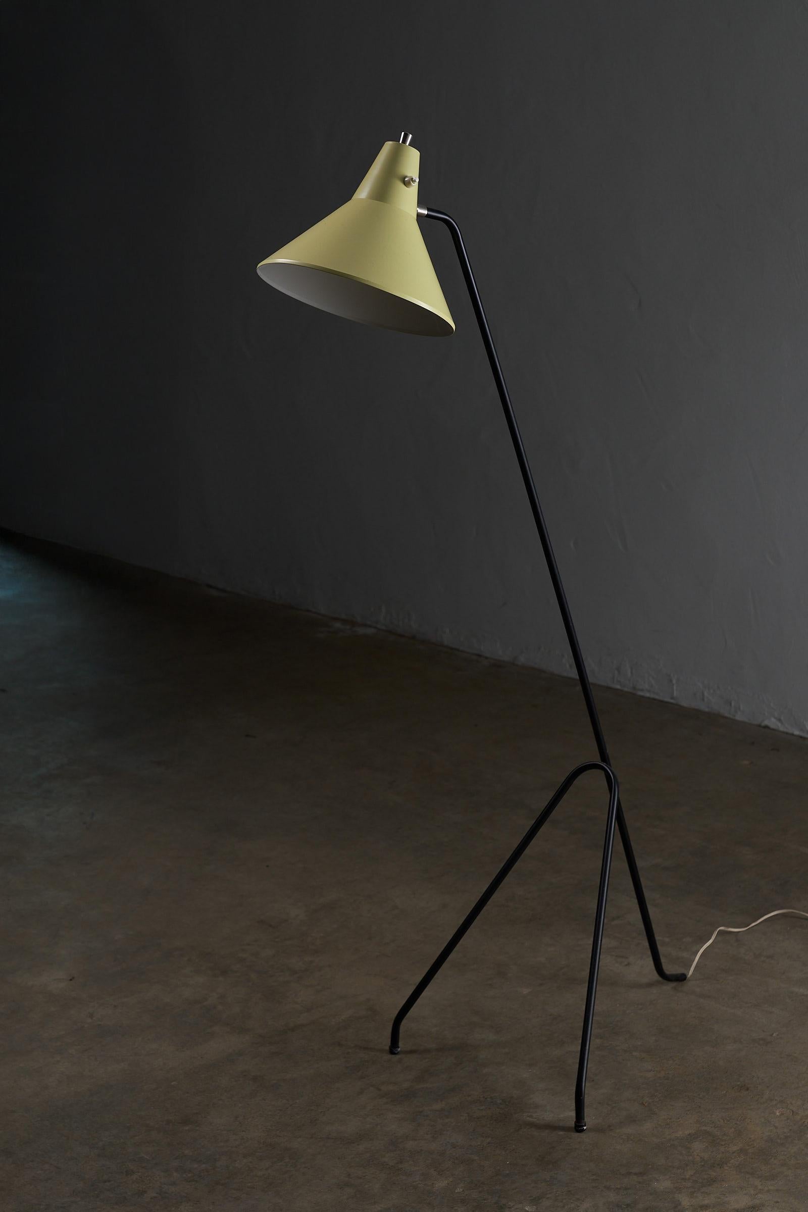 Metal Willem van Doorn 'Grasshopper' Tripod Floor Lamp in Soft Yellow For Sale