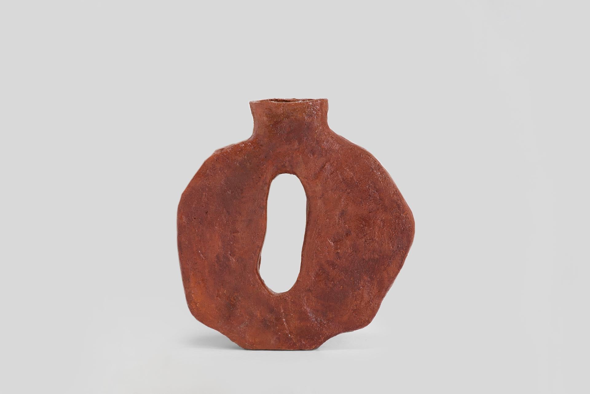 Vase africain contemporain en céramique rouge Willem Van Hooff Modèle 