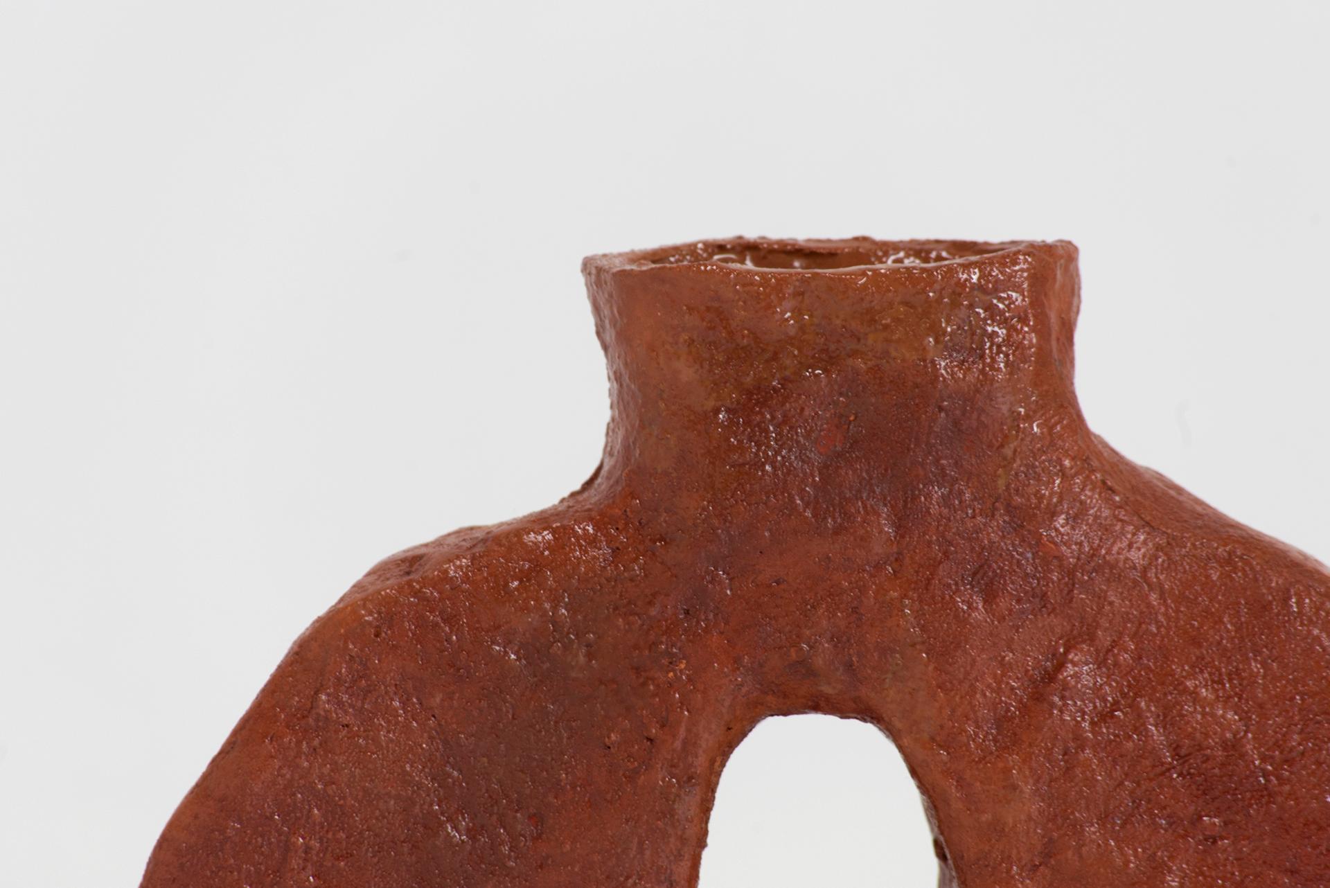 Vase africain contemporain en céramique rouge Willem Van Hooff Modèle 