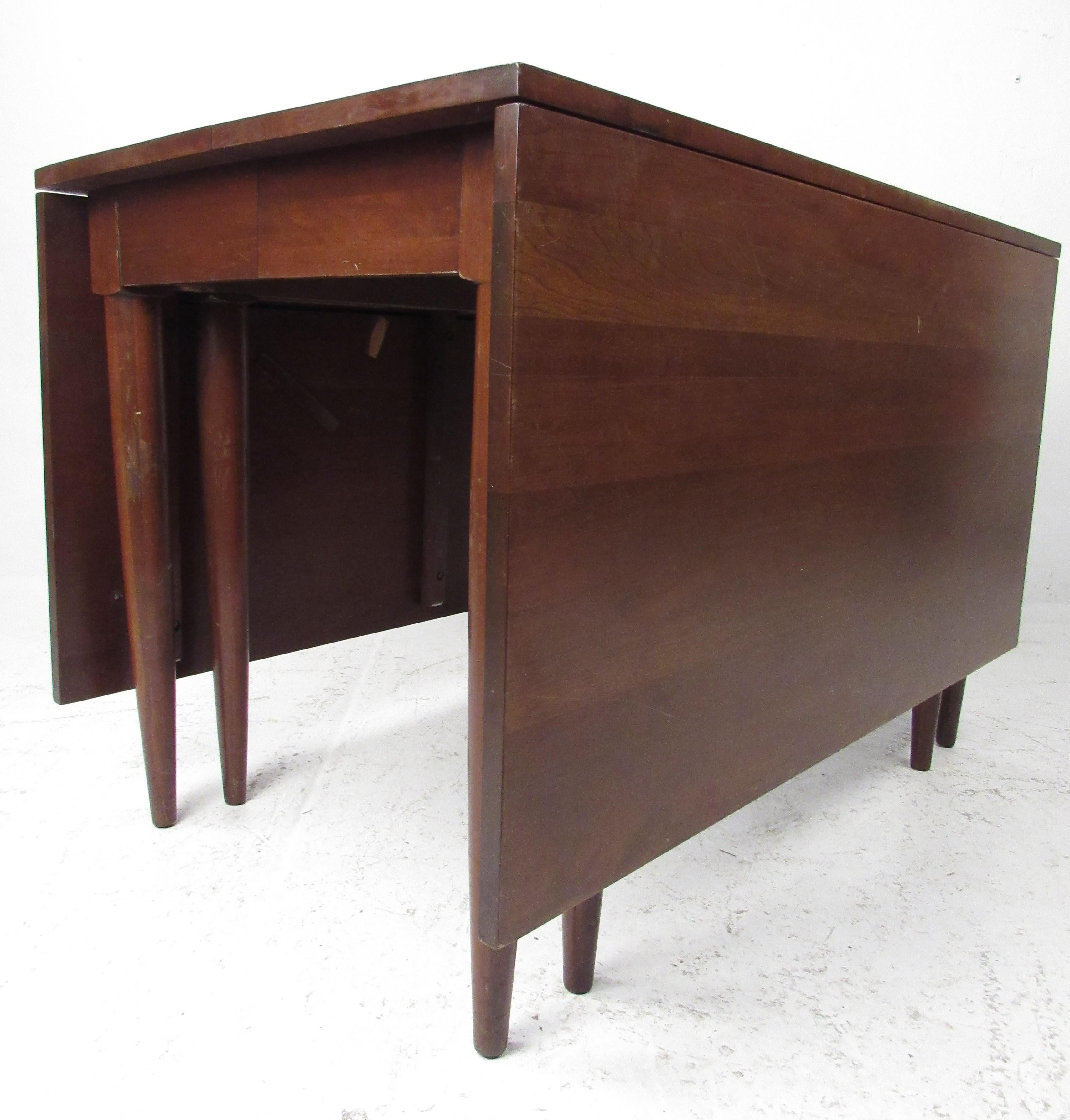 Beautiful, well-made, solid cherry dining table with one leaf made by Consider H. Willett, Inc., Louisville,
Kentucky, circa 1960. Please confirm item location (NY or NJ) with dealer.

Measures: Table closed 72