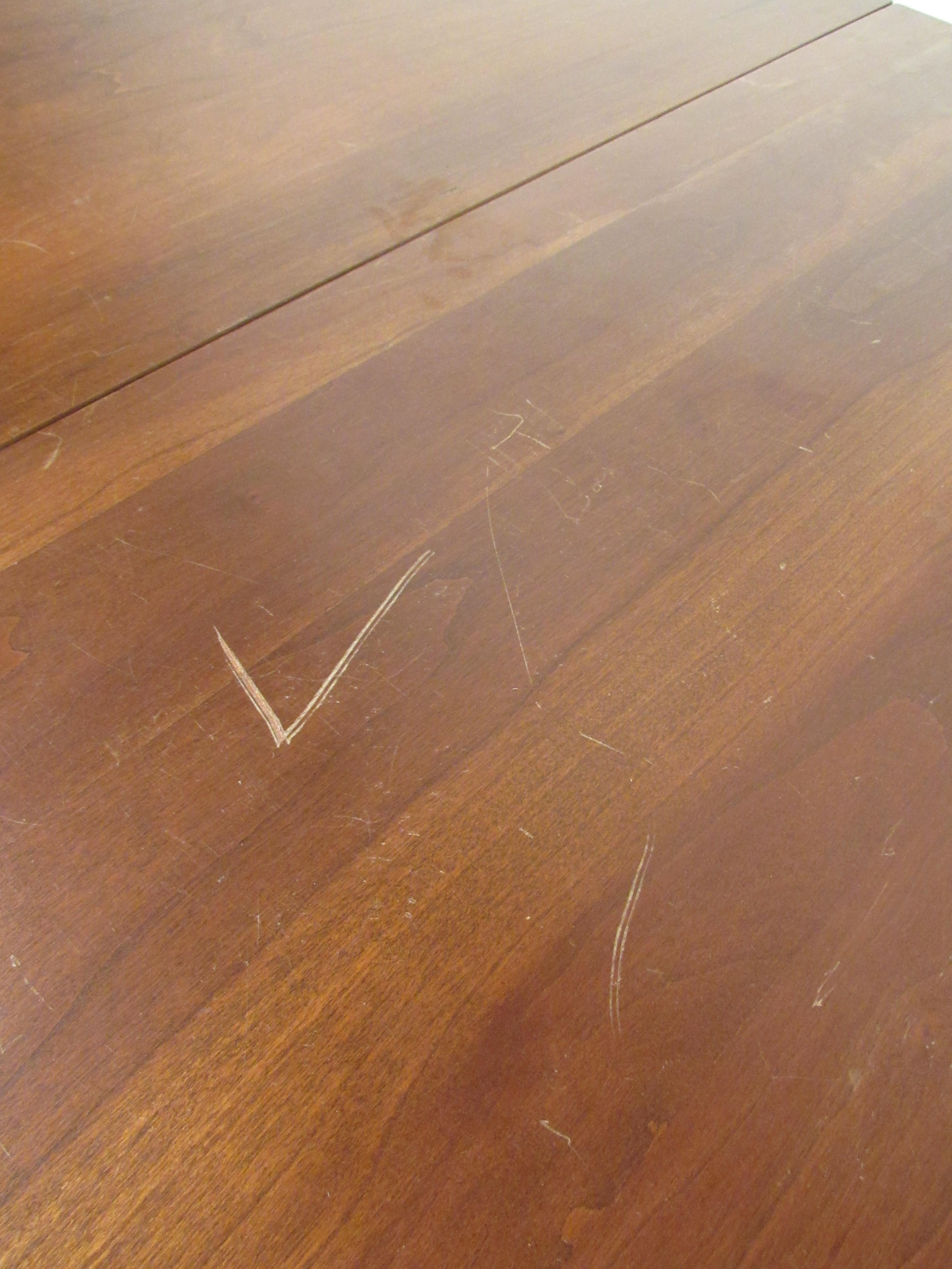 Willett Solid Cherry Transitional Drop Leaf Dining Table In Good Condition In Brooklyn, NY