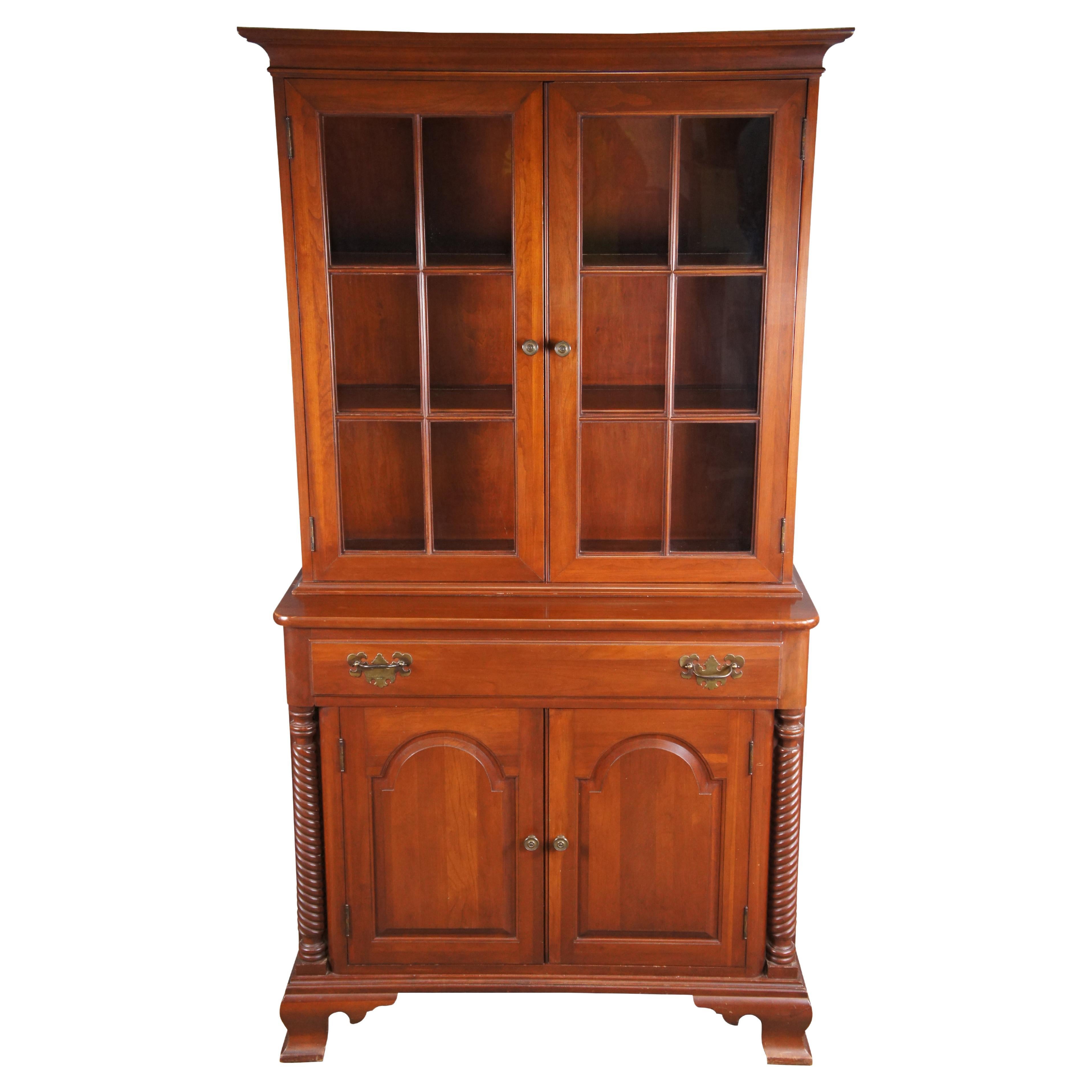 Armadio / libreria / vetrinetta d'epoca Willett Wildwood Cherry #6535 con ripiani superiori e mobile inferiore con accenti di corda e piedi a staffa.


Dimensioni:
17