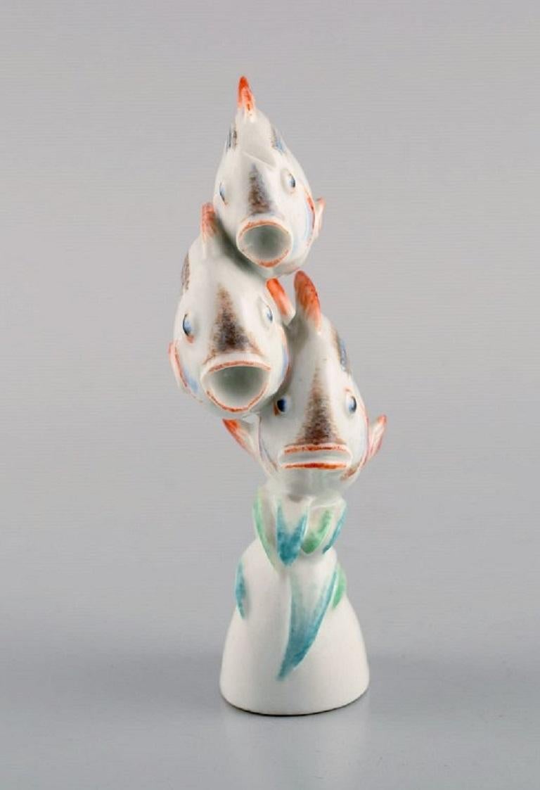 Willi Münch-Khe (1885-1960) for Meissen. Art Deco figure in hand-painted porcelain. Three fish. 1930s.
Measures: 12 x 6.3 cm.
In excellent condition.
Stamped.
2nd factory quality.