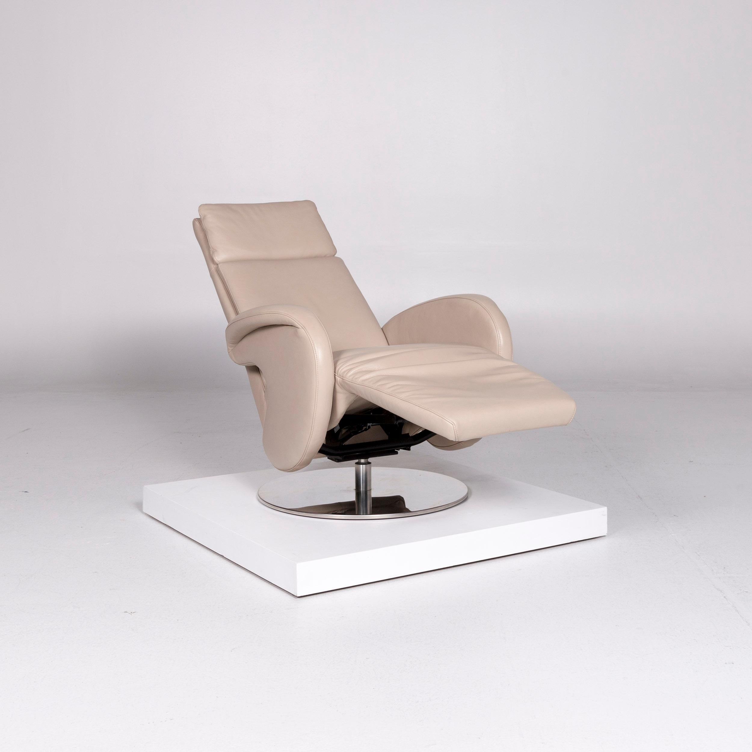 We bring to you a Willi Schillig leather armchair cream relax function.
  
 
 Product measurements in centimeters:
 
 Depth 92
Width 74
Height 107
Seat-height 45
Rest-height 59
Seat-depth 55
Seat-width 49
Back-height 67.