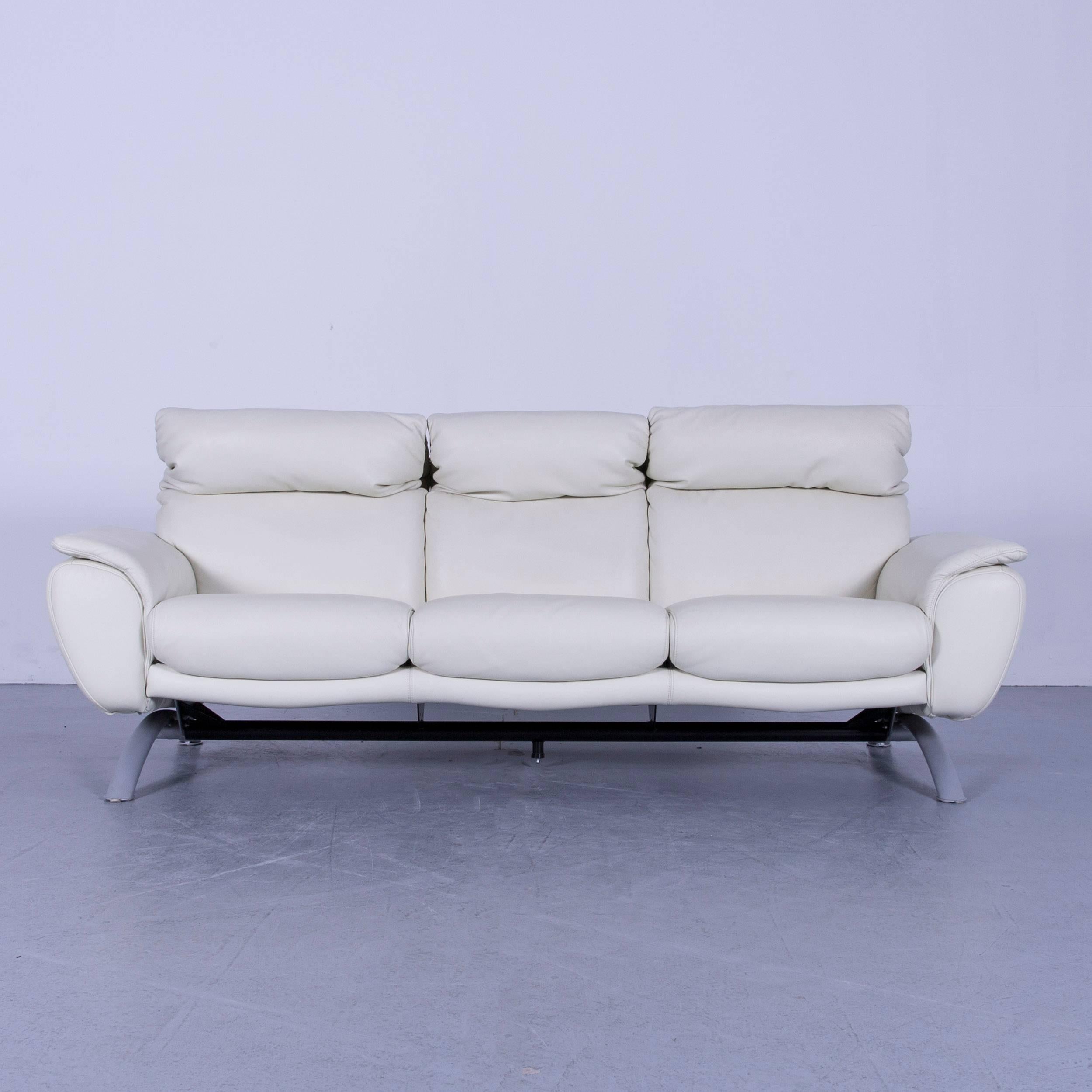 We bring to you an Willi Schillig leather sofa off-white three-seat.


































   